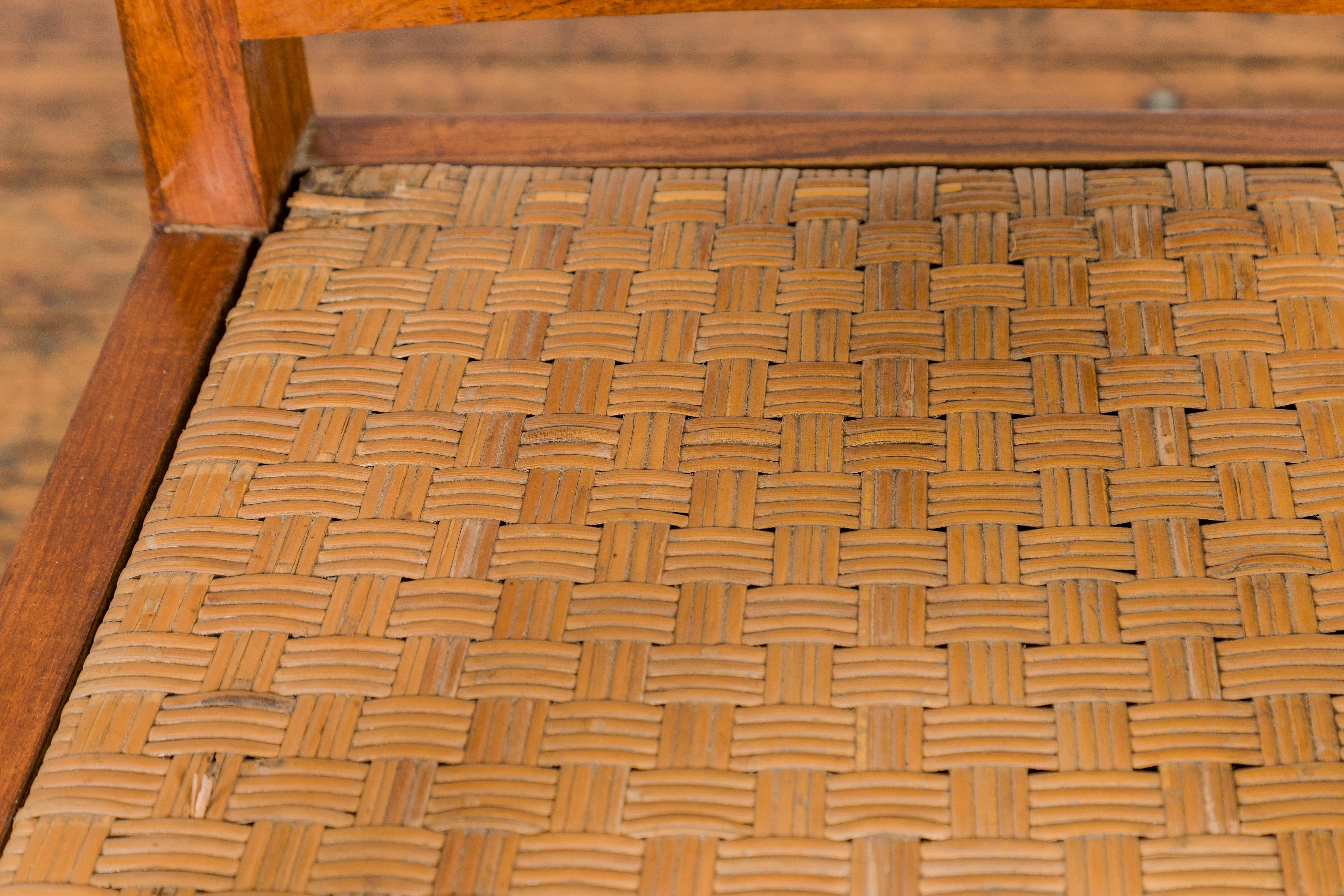 Drehstuhl aus Holz aus der Mitte des Jahrhunderts mit Sitz aus geflochtenem Rattan und Quadripod-Sockel im Angebot 2
