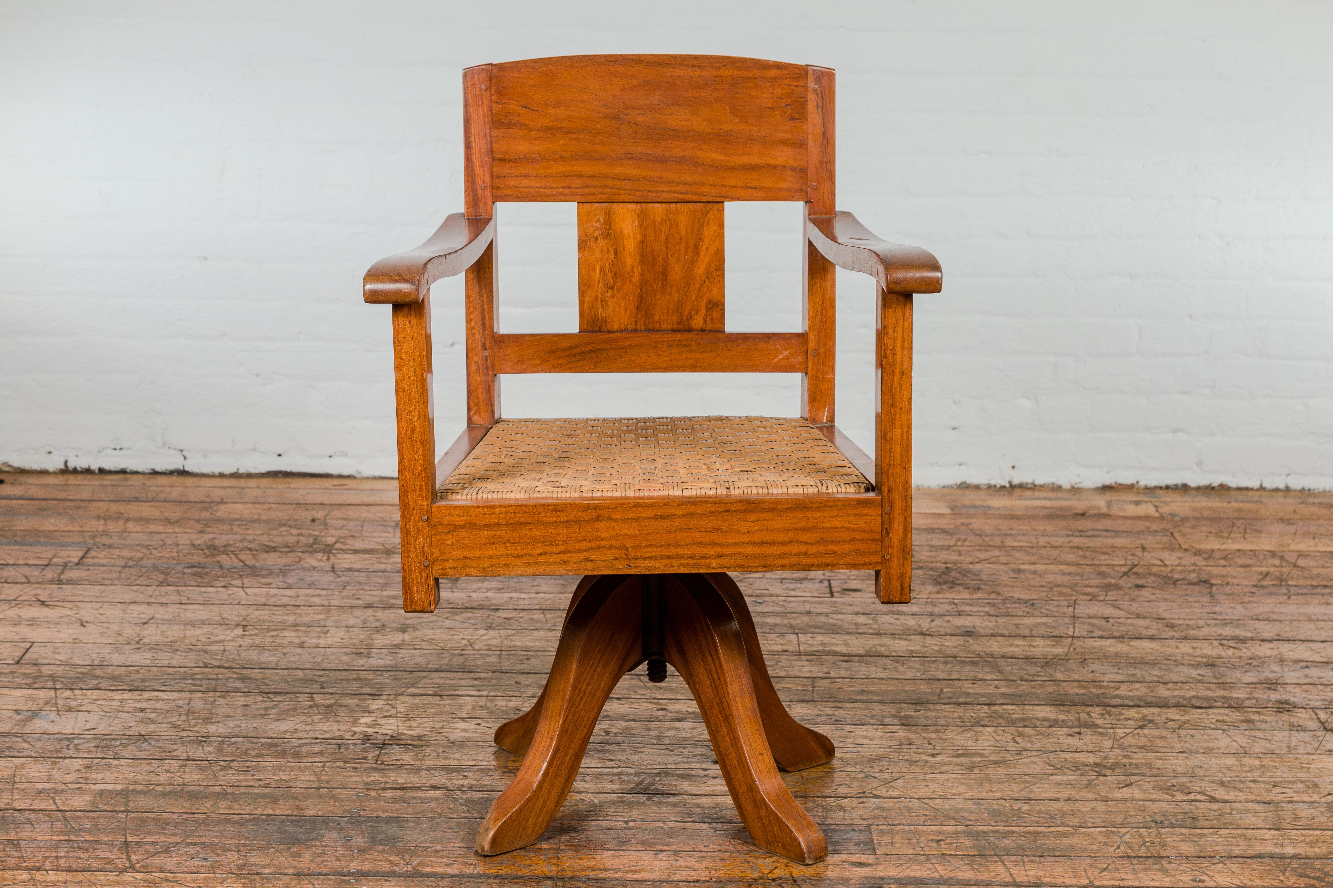 Chaise pivotante en bois du milieu du siècle avec assise en rotin tressé et base quadripode en vente 2