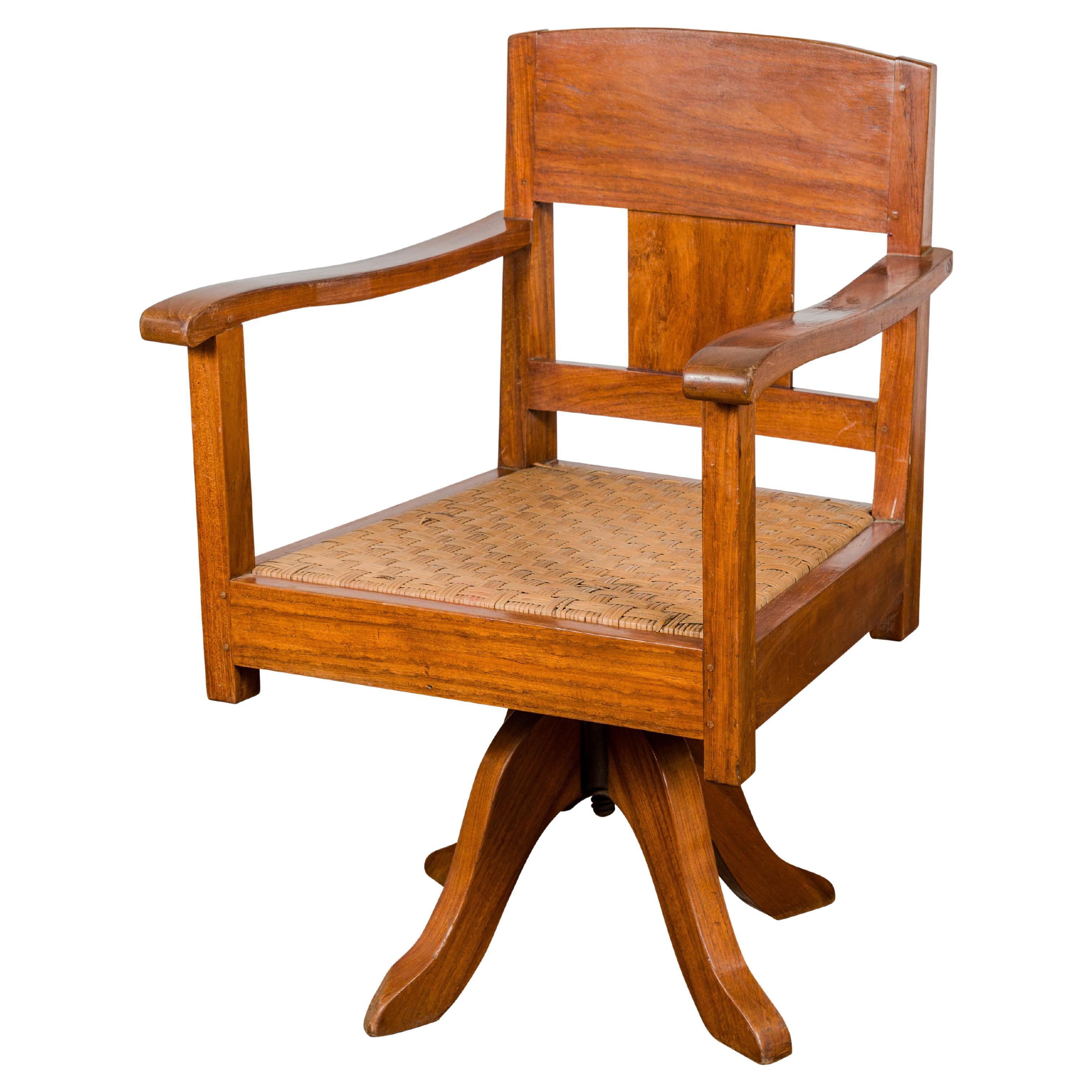 Drehstuhl aus Holz aus der Mitte des Jahrhunderts mit Sitz aus geflochtenem Rattan und Quadripod-Sockel im Angebot