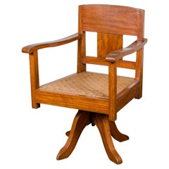 Chaise pivotante en bois du milieu du siècle avec assise en rotin tressé et base quadripode