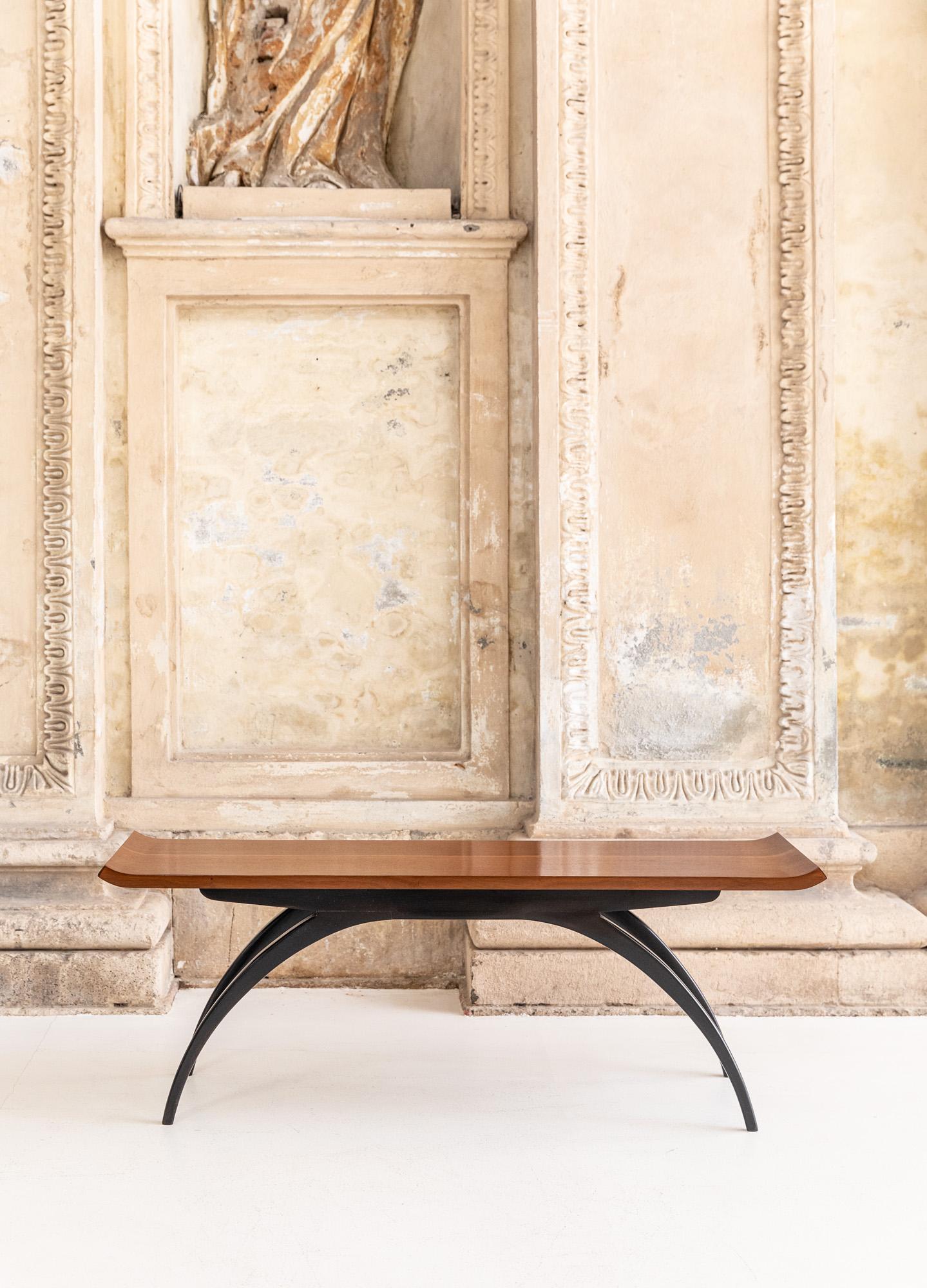 Extraordinary coffee table with elegant legs and shaped wood top.
Attributed to Guglielmo Ulrich for this elegant shaped form.
It can be used as bench.