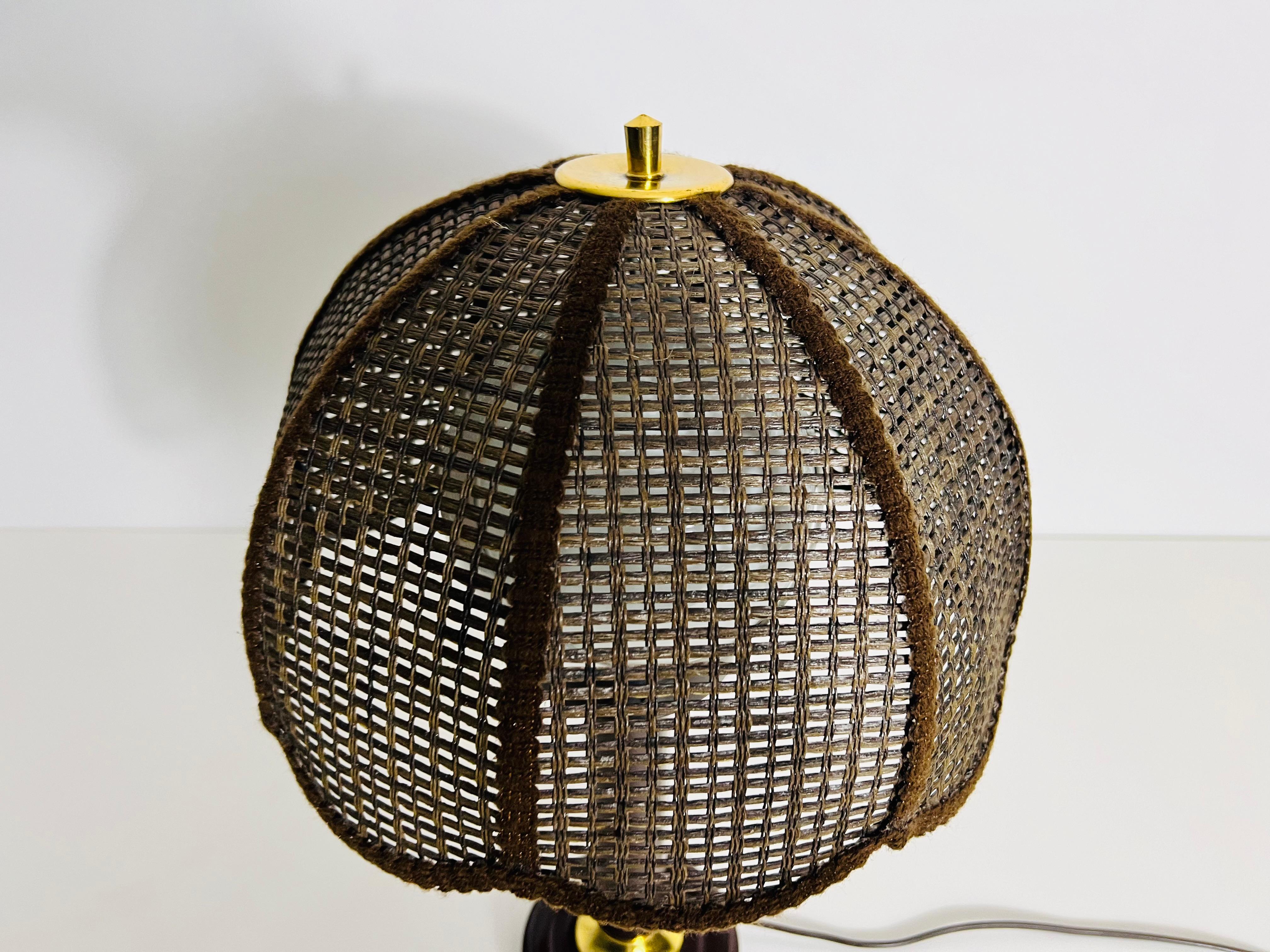 Lampe de table en bois du milieu du siècle dans le style de The, circa 1970 en vente 3