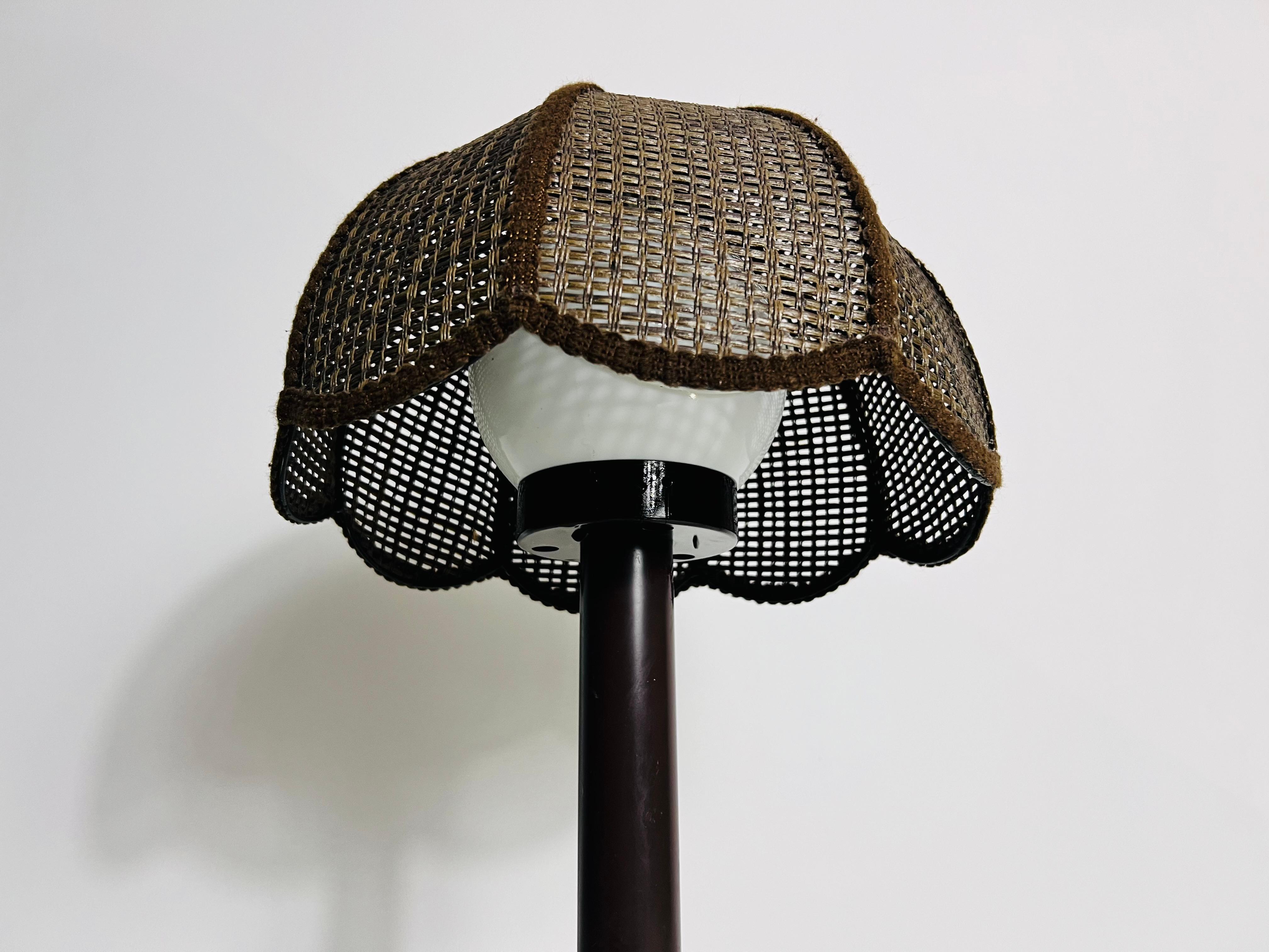 Lampe de table en bois du milieu du siècle dans le style de The, circa 1970 en vente 4
