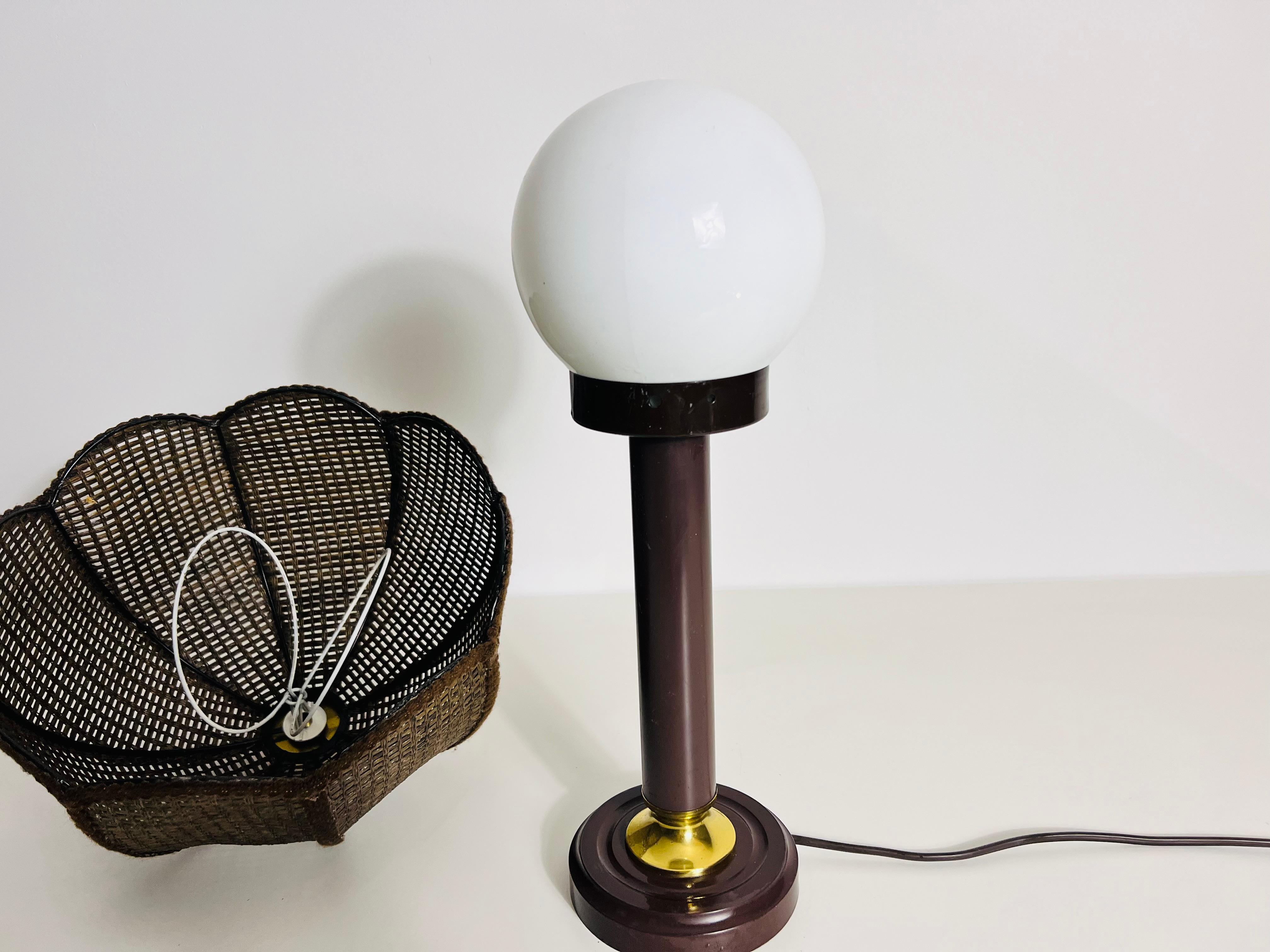 Lampe de table en bois du milieu du siècle dans le style de The, circa 1970 en vente 6