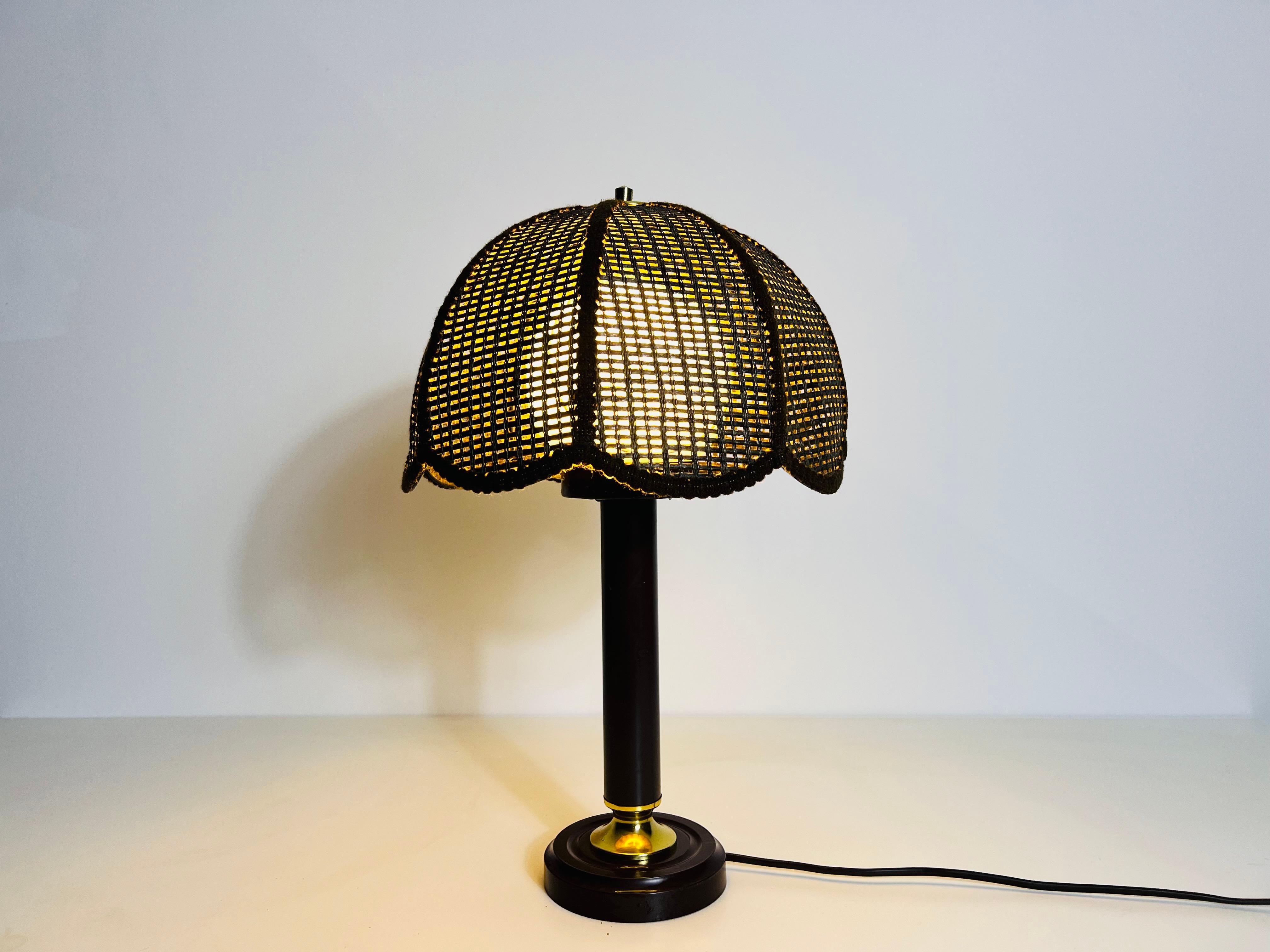 Lampe de table en bois du milieu du siècle dans le style de The, circa 1970 en vente 7