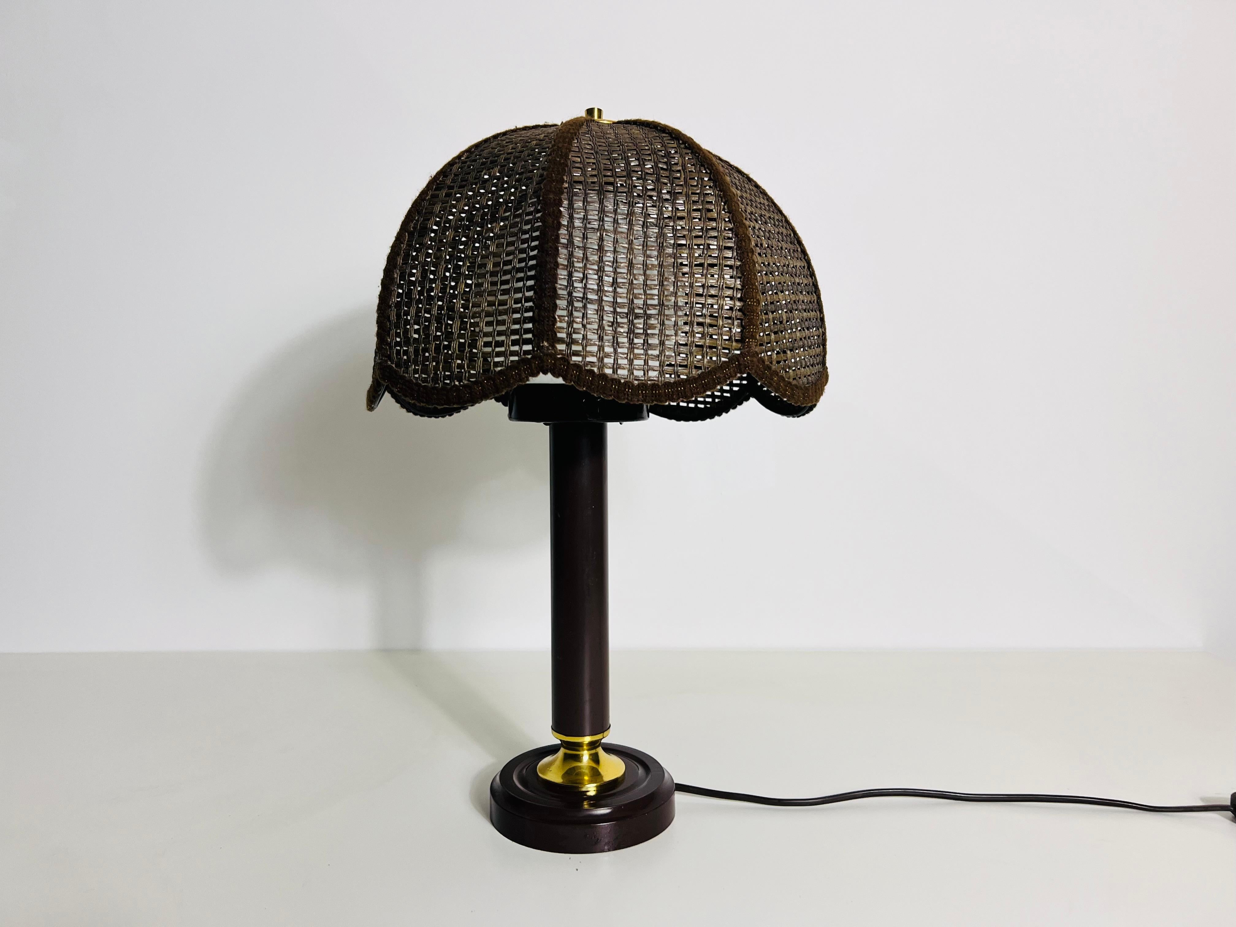 Mid-Century Modern Lampe de table en bois du milieu du siècle dans le style de The, circa 1970 en vente