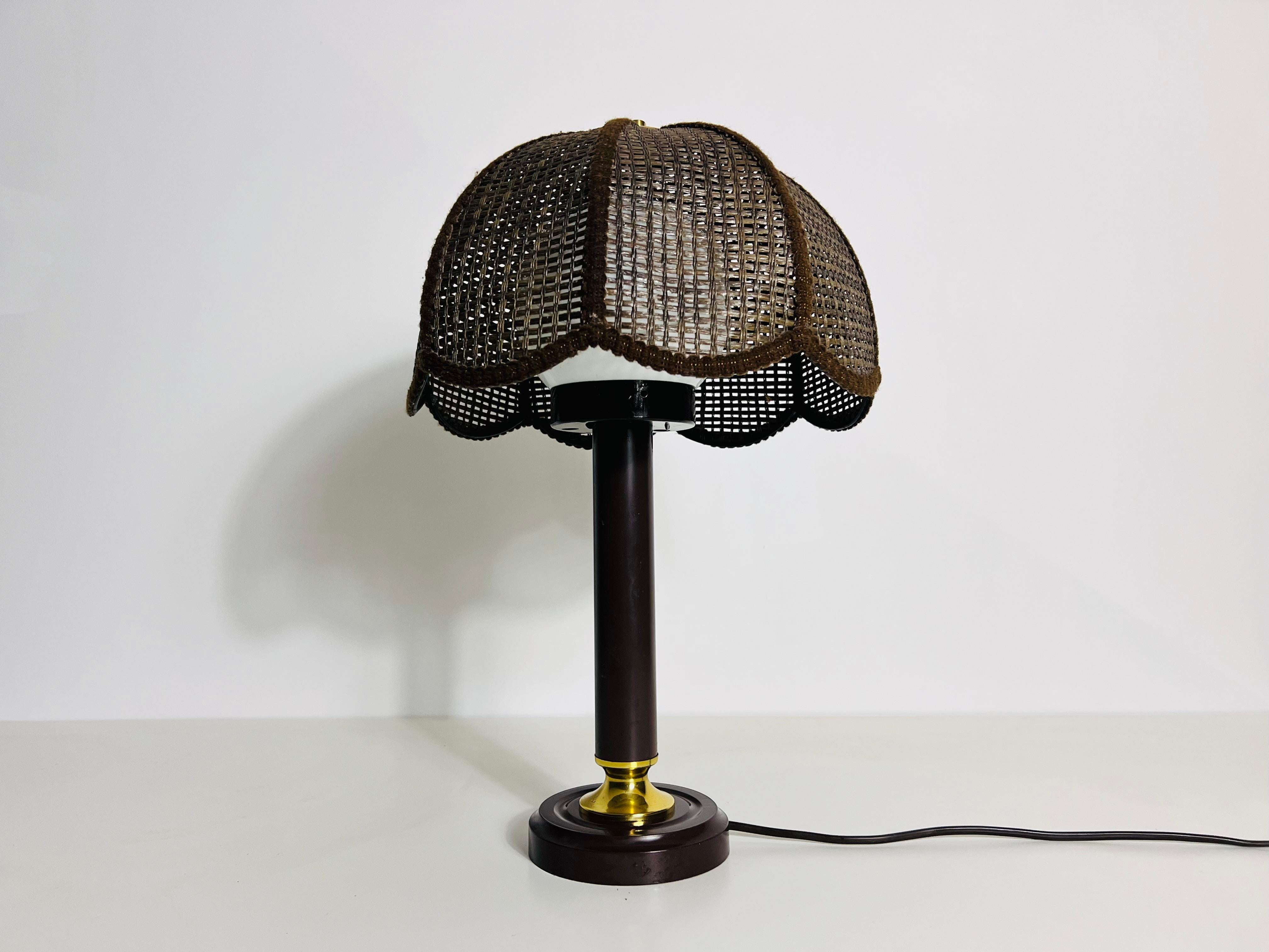 Suisse Lampe de table en bois du milieu du siècle dans le style de The, circa 1970 en vente