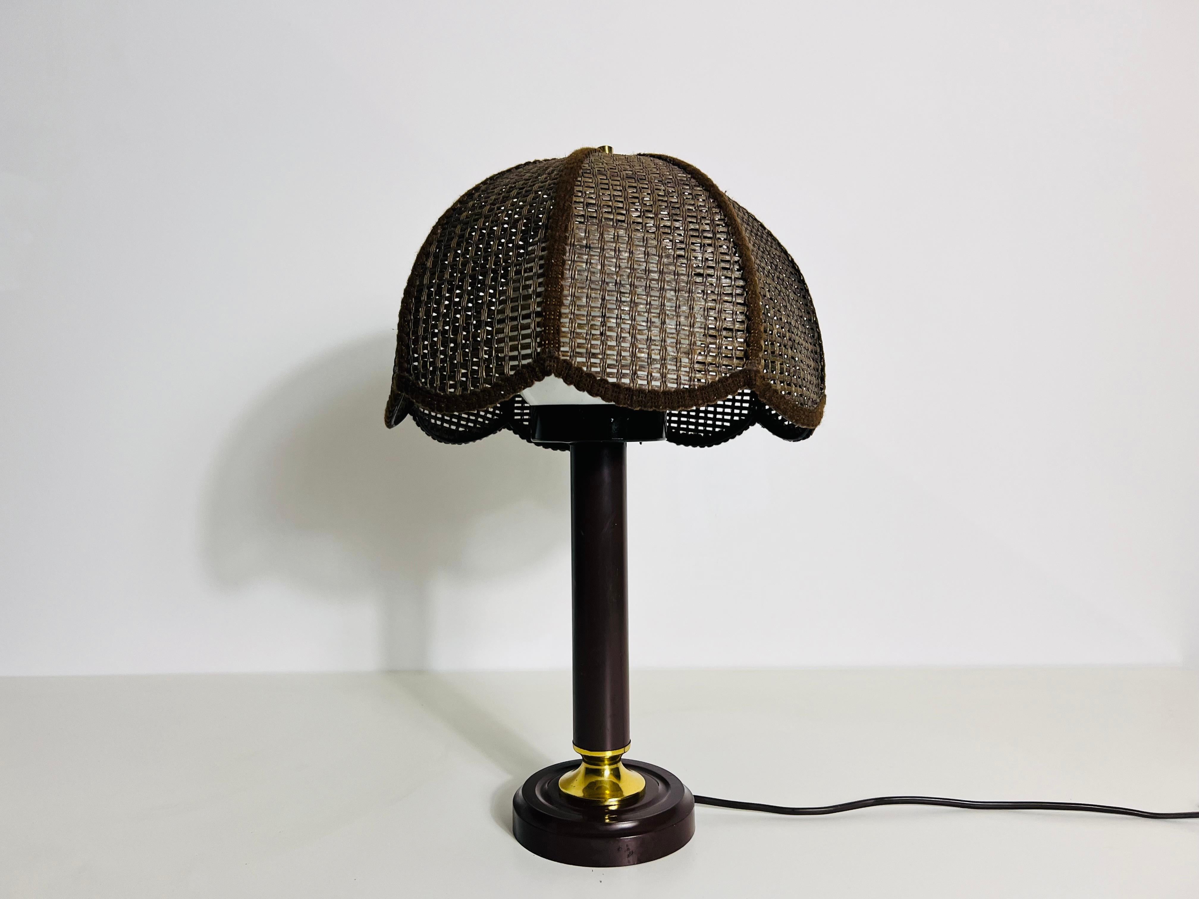 Lampe de table en bois du milieu du siècle dans le style de The, circa 1970 Bon état - En vente à Hagenbach, DE