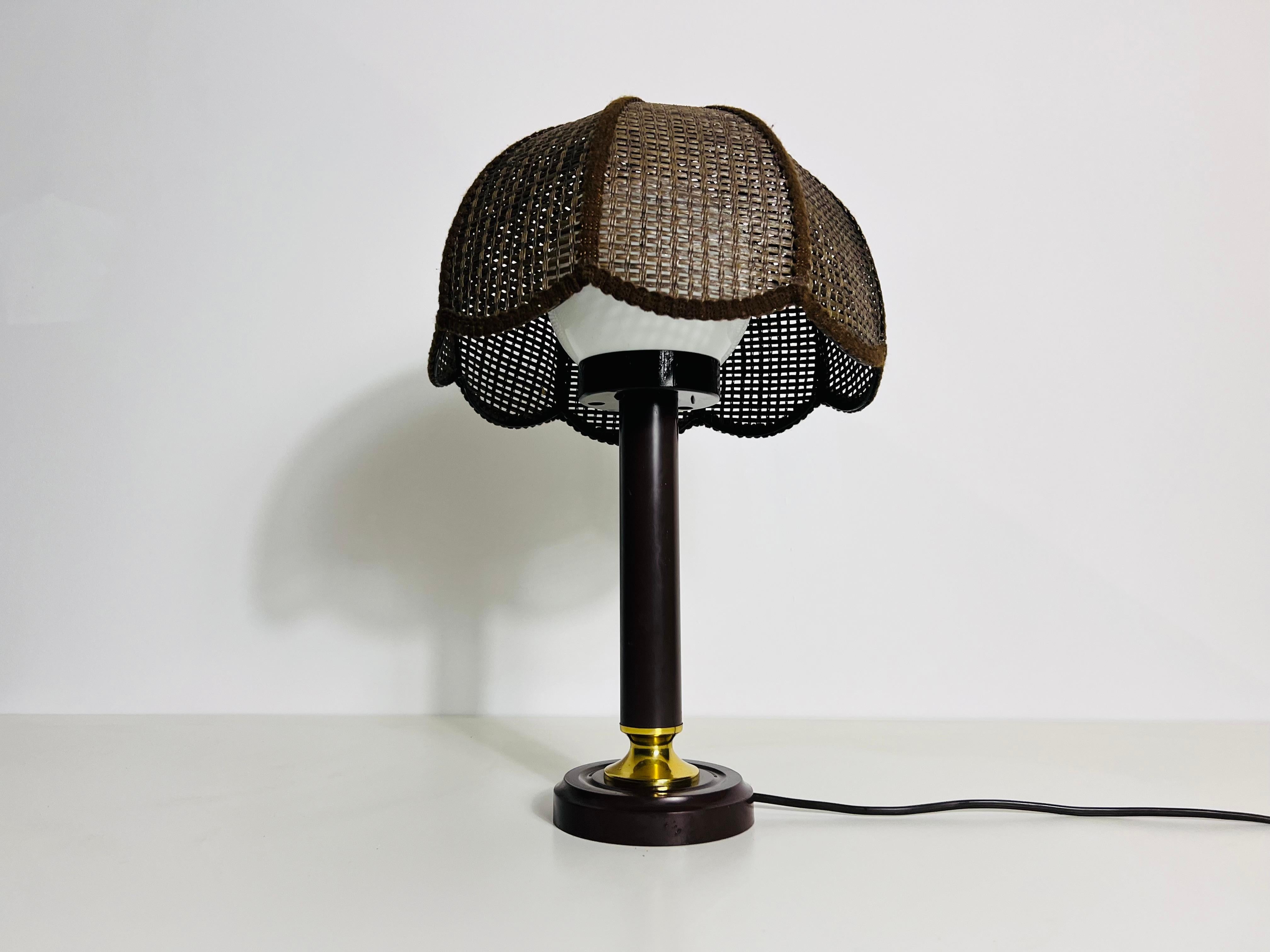 Fin du 20e siècle Lampe de table en bois du milieu du siècle dans le style de The, circa 1970 en vente