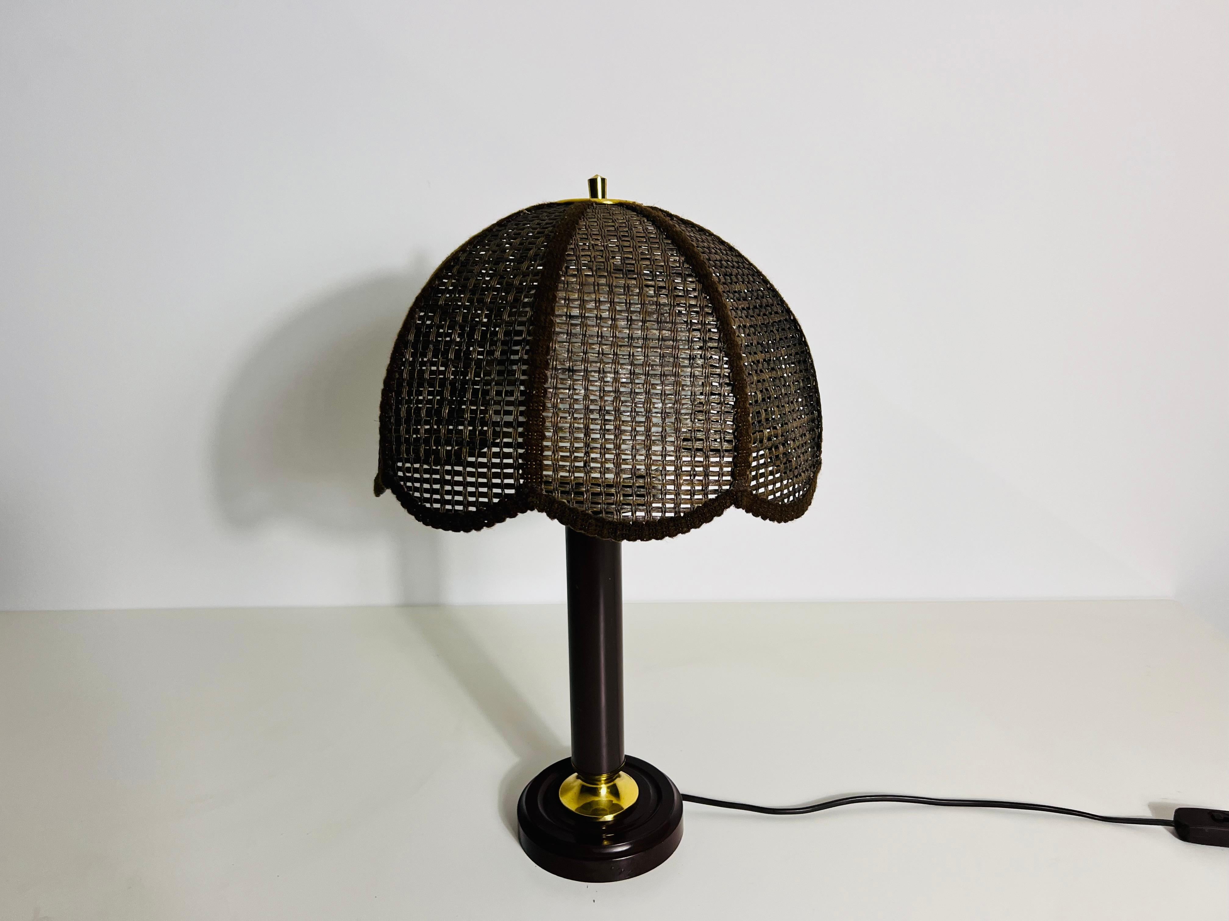 Lampe de table en bois du milieu du siècle dans le style de The, circa 1970 en vente 1