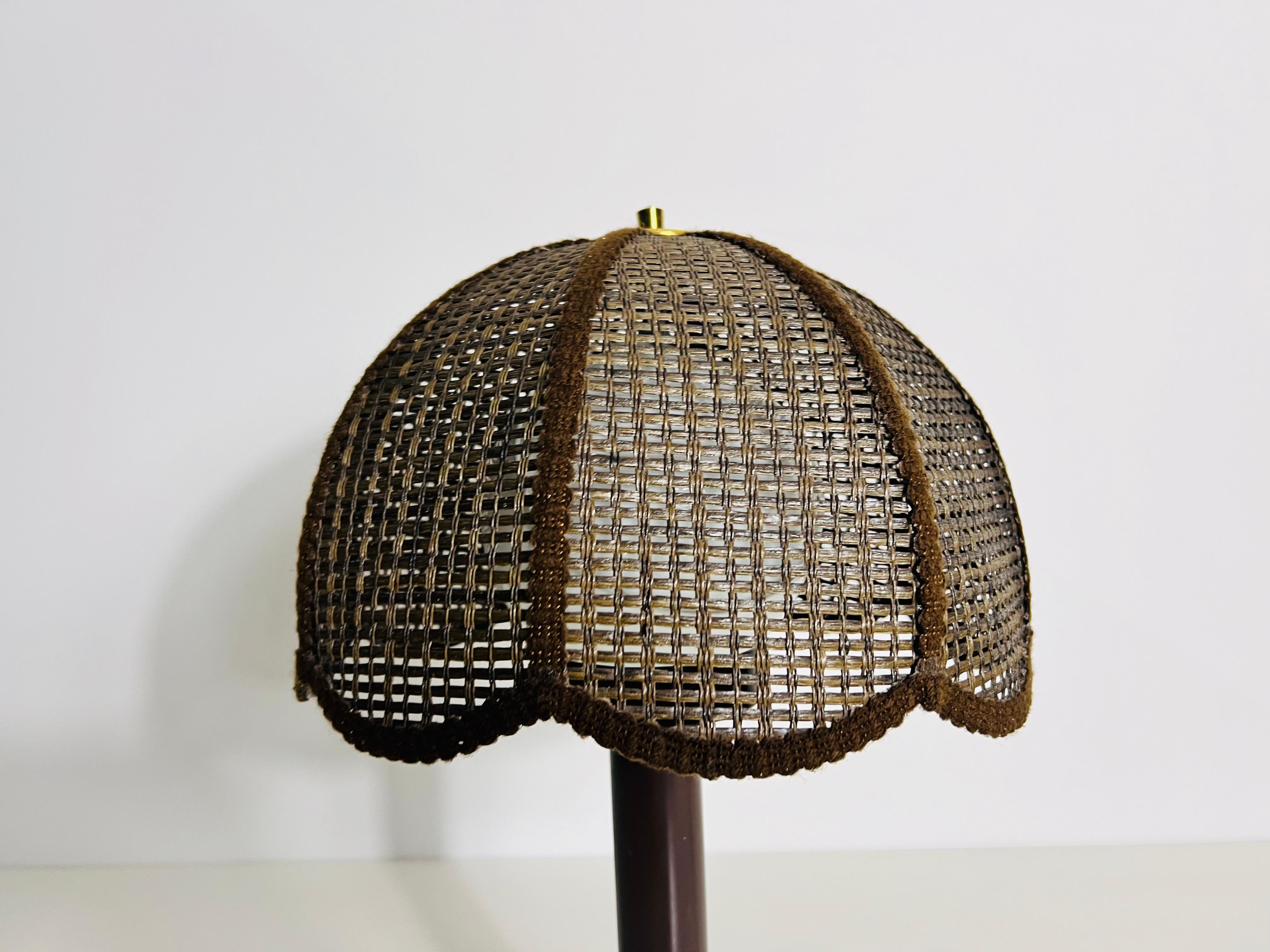 Lampe de table en bois du milieu du siècle dans le style de The, circa 1970 en vente 2