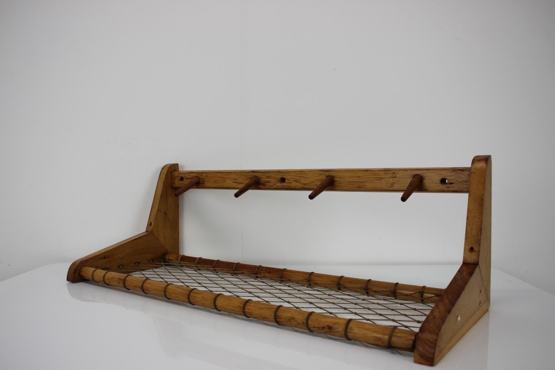 Appendiabiti da parete in legno del Medioevo di ULUV - Cecoslovacchia, anni '60 In condizioni buone in vendita a Praha, CZ