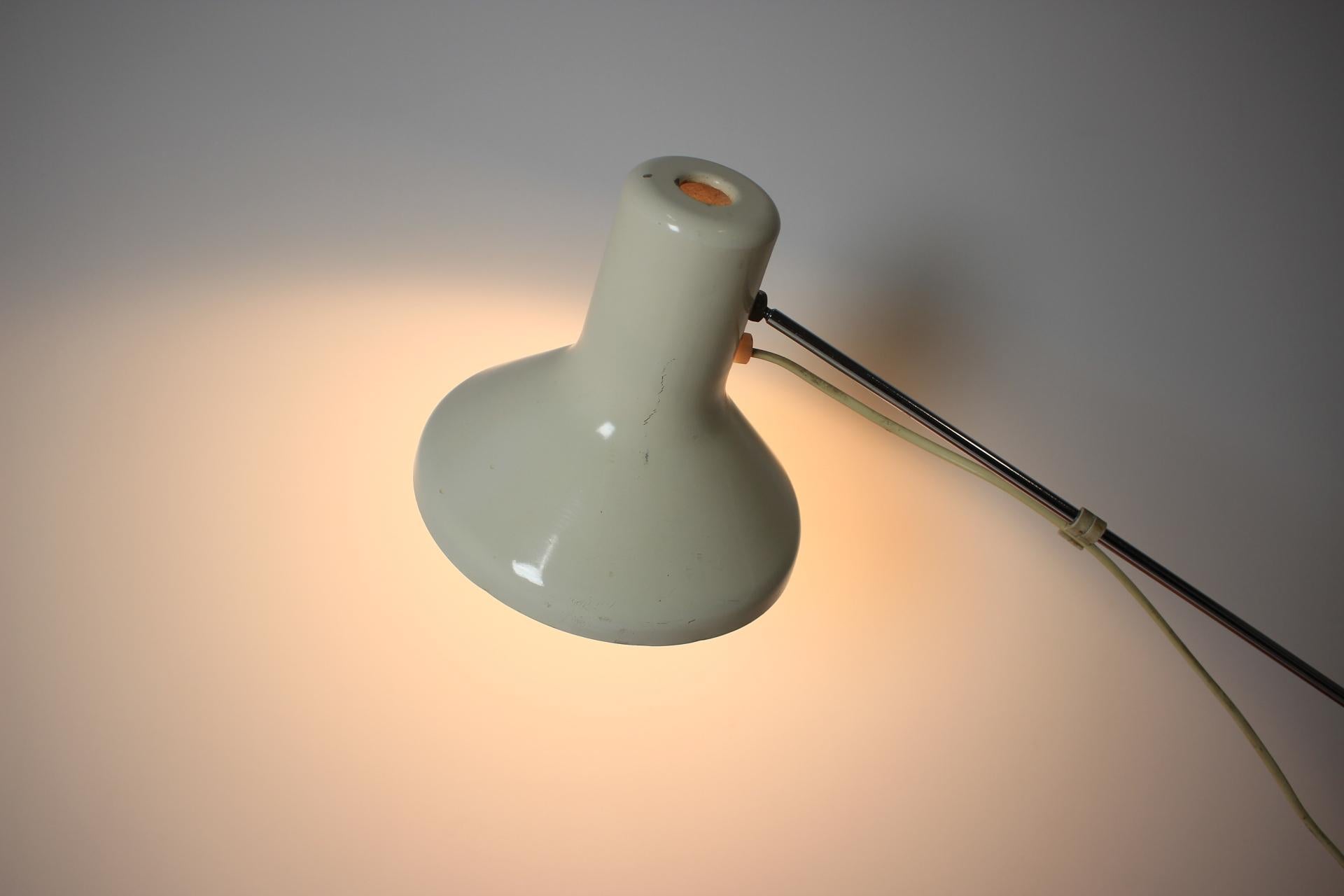 - Very practical
- Adjustable
- Desk / working lamp.