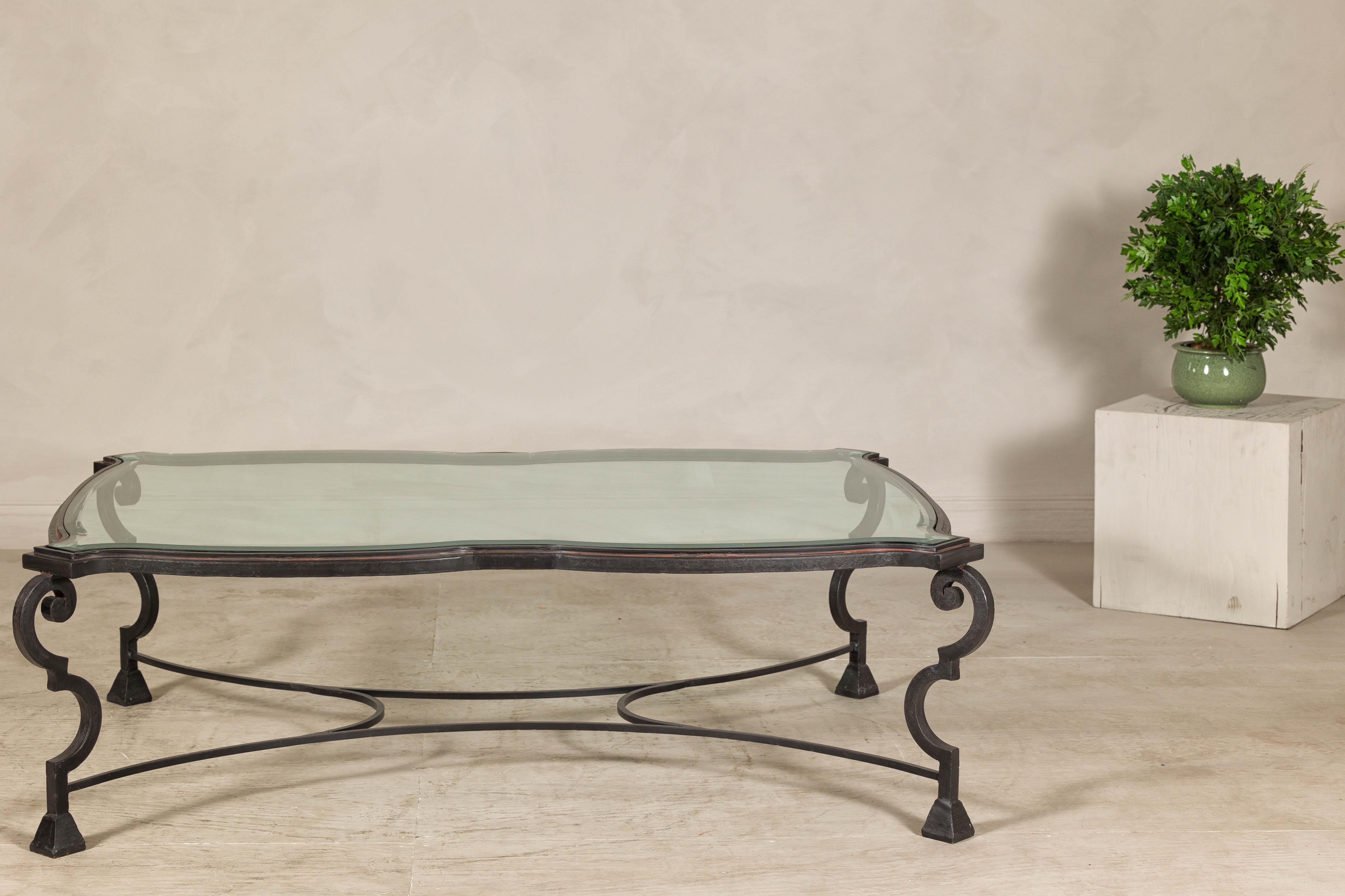 Table basse en fer forgé du milieu du siècle avec plateau en verre biseauté, années 1940-1960 en vente 4