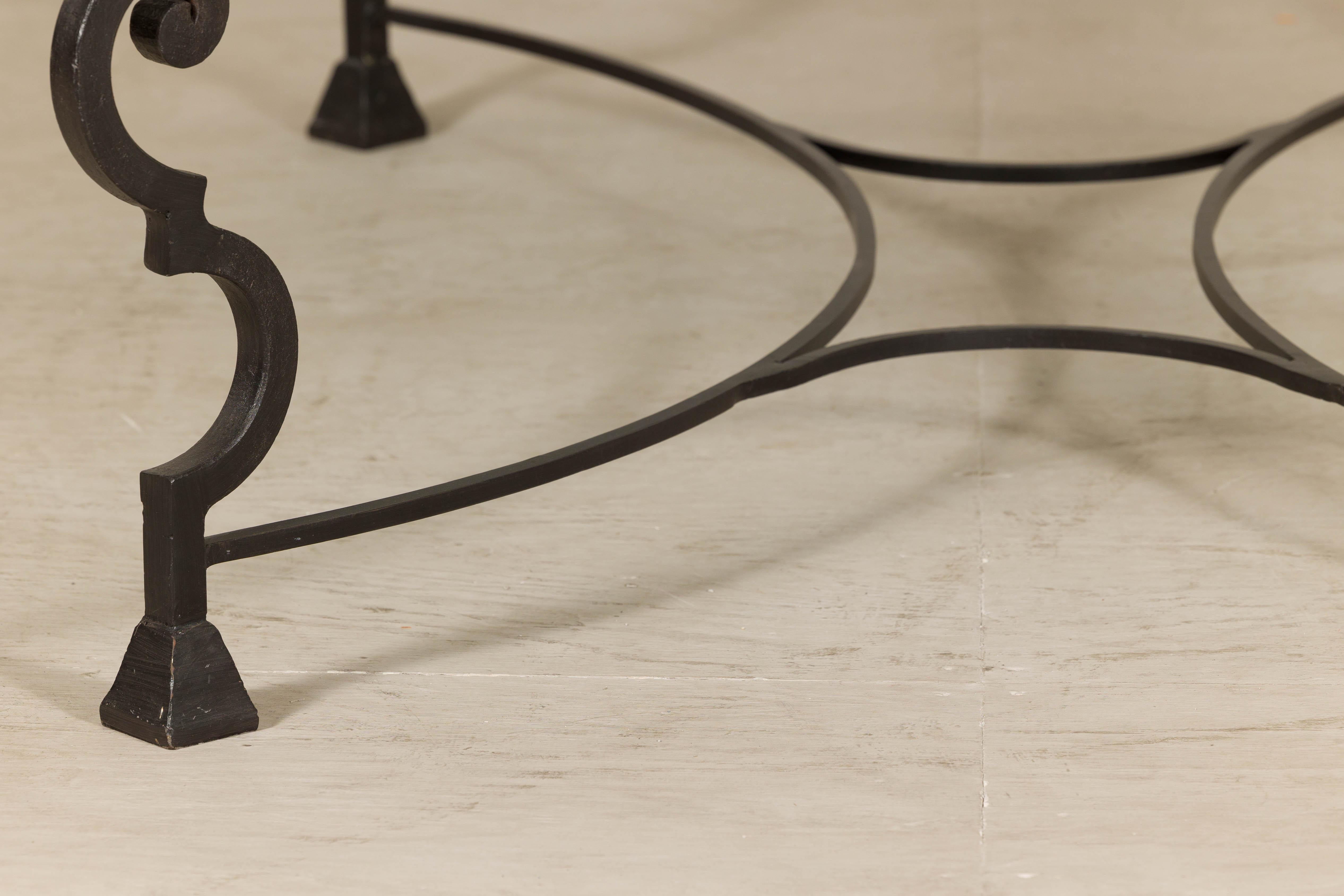 Table basse en fer forgé du milieu du siècle avec plateau en verre biseauté, années 1940-1960 en vente 5