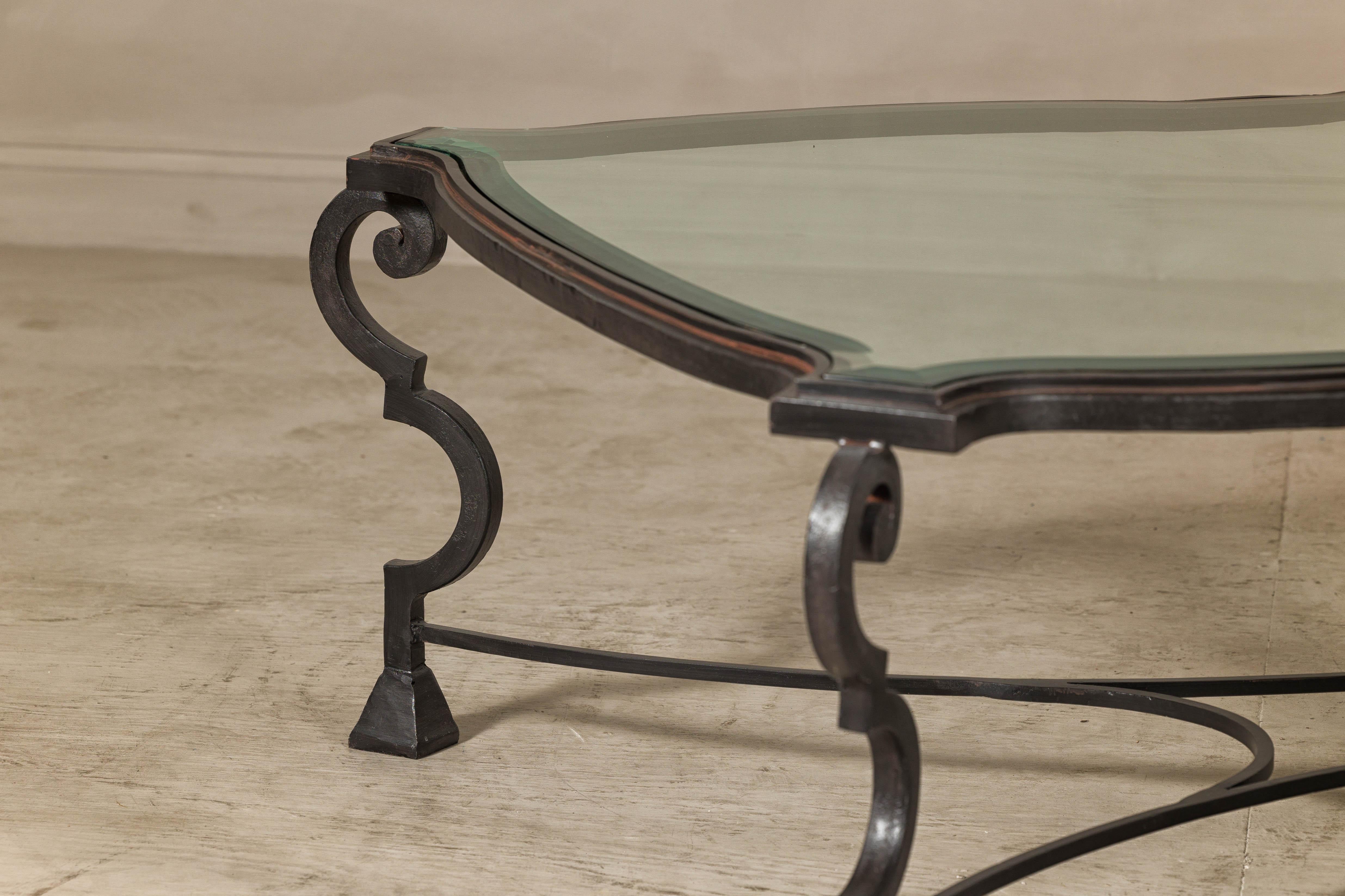 Table basse en fer forgé du milieu du siècle avec plateau en verre biseauté, années 1940-1960 en vente 6