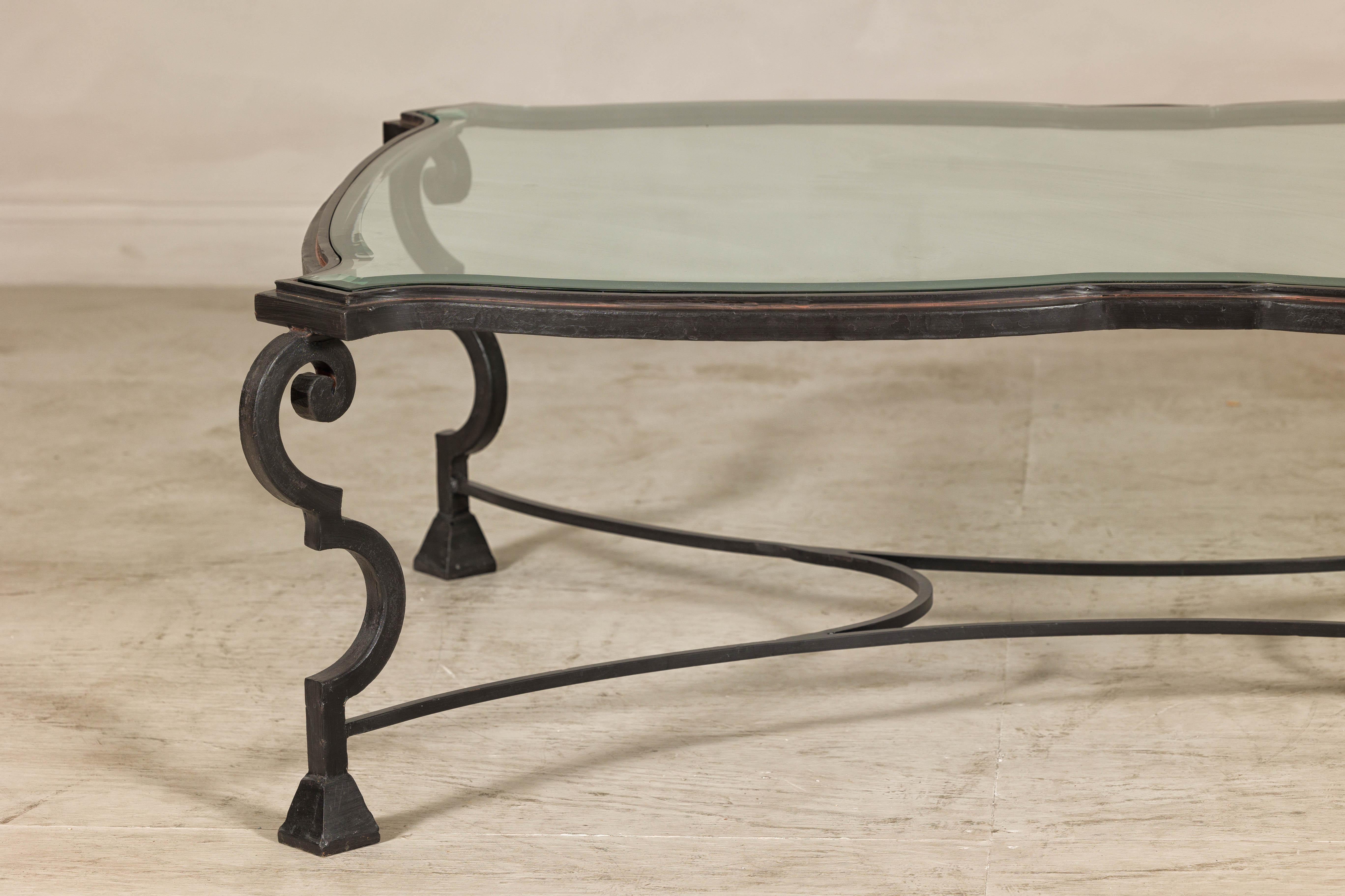 Table basse en fer forgé du milieu du siècle avec plateau en verre biseauté, années 1940-1960 en vente 7