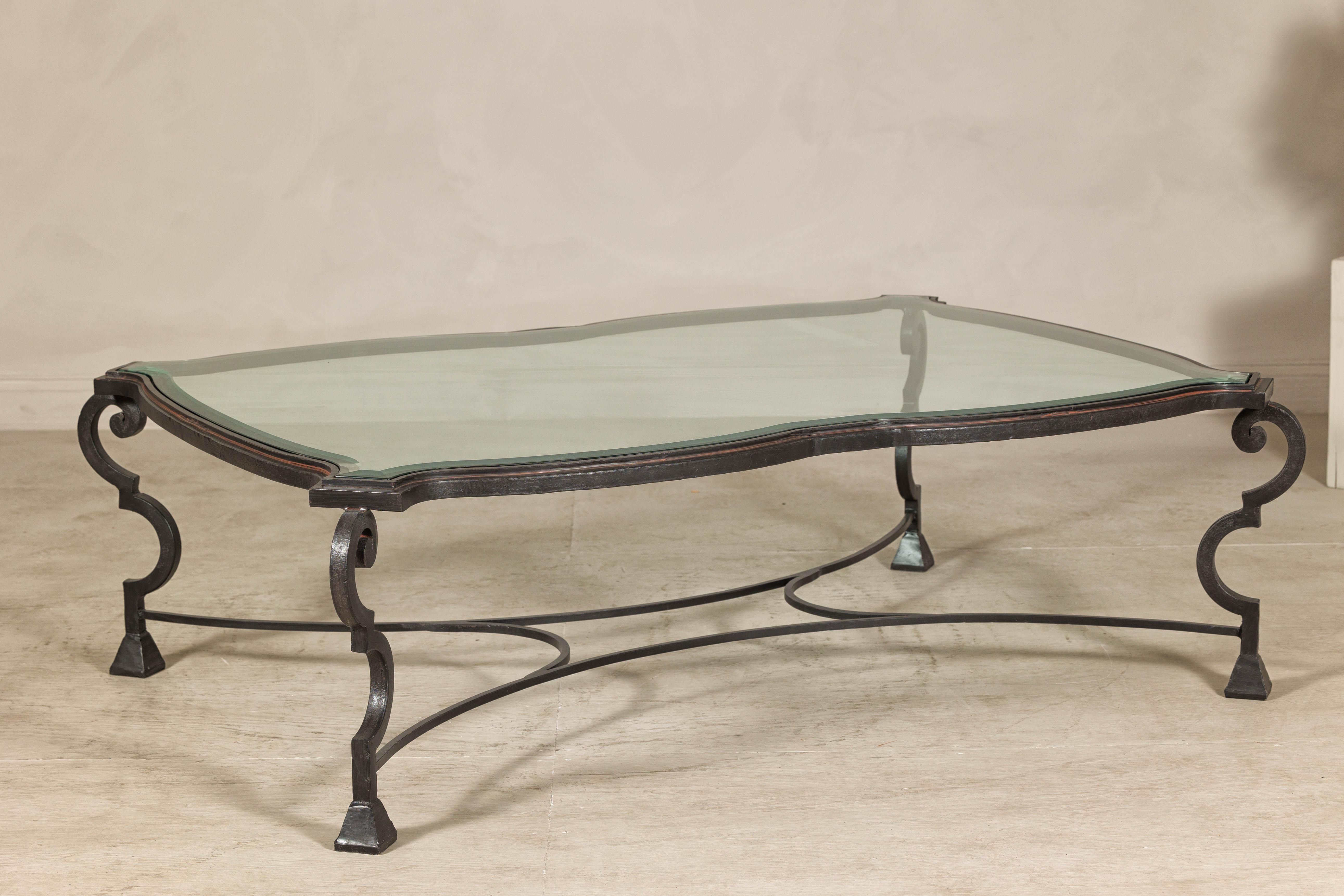 Table basse en fer forgé du milieu du siècle avec plateau en verre biseauté, années 1940-1960 en vente 8