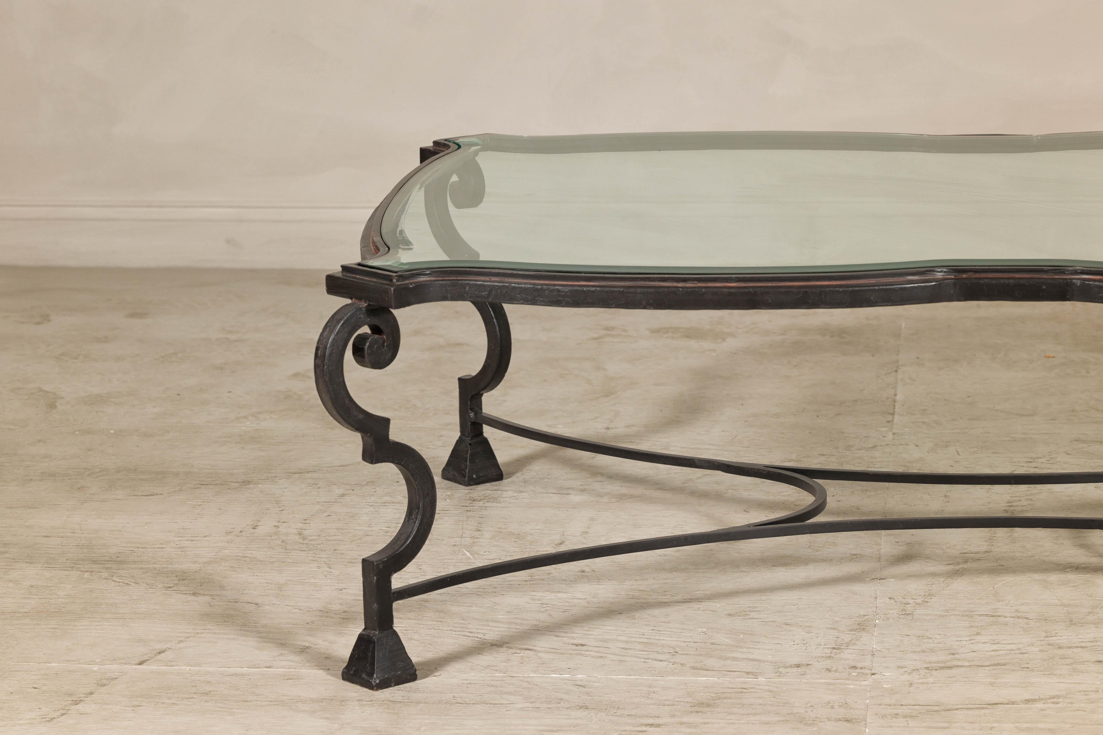 Table basse en fer forgé du milieu du siècle avec plateau en verre biseauté, années 1940-1960 en vente 10