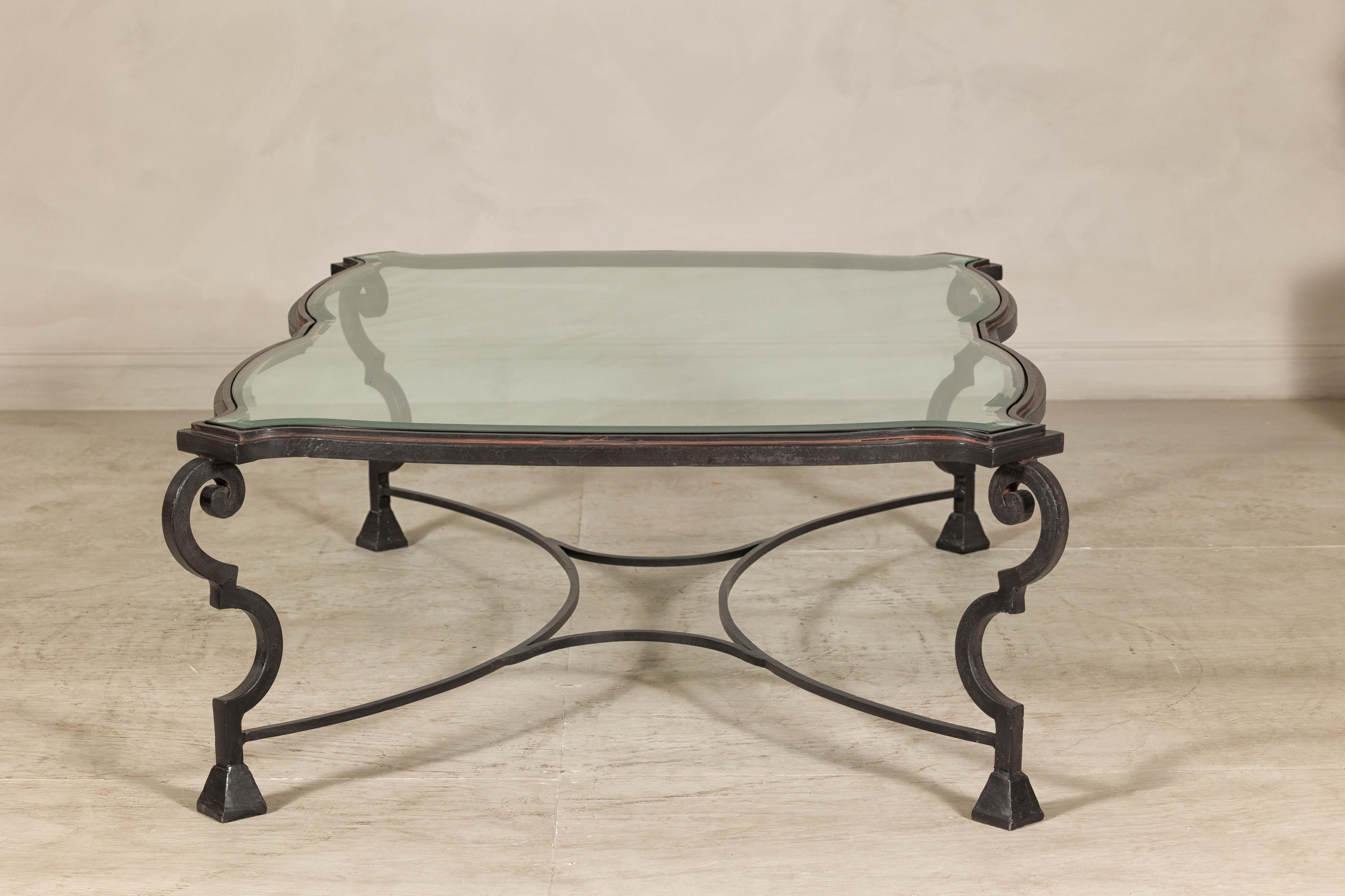 Mid-Century Modern Table basse en fer forgé du milieu du siècle avec plateau en verre biseauté, années 1940-1960 en vente