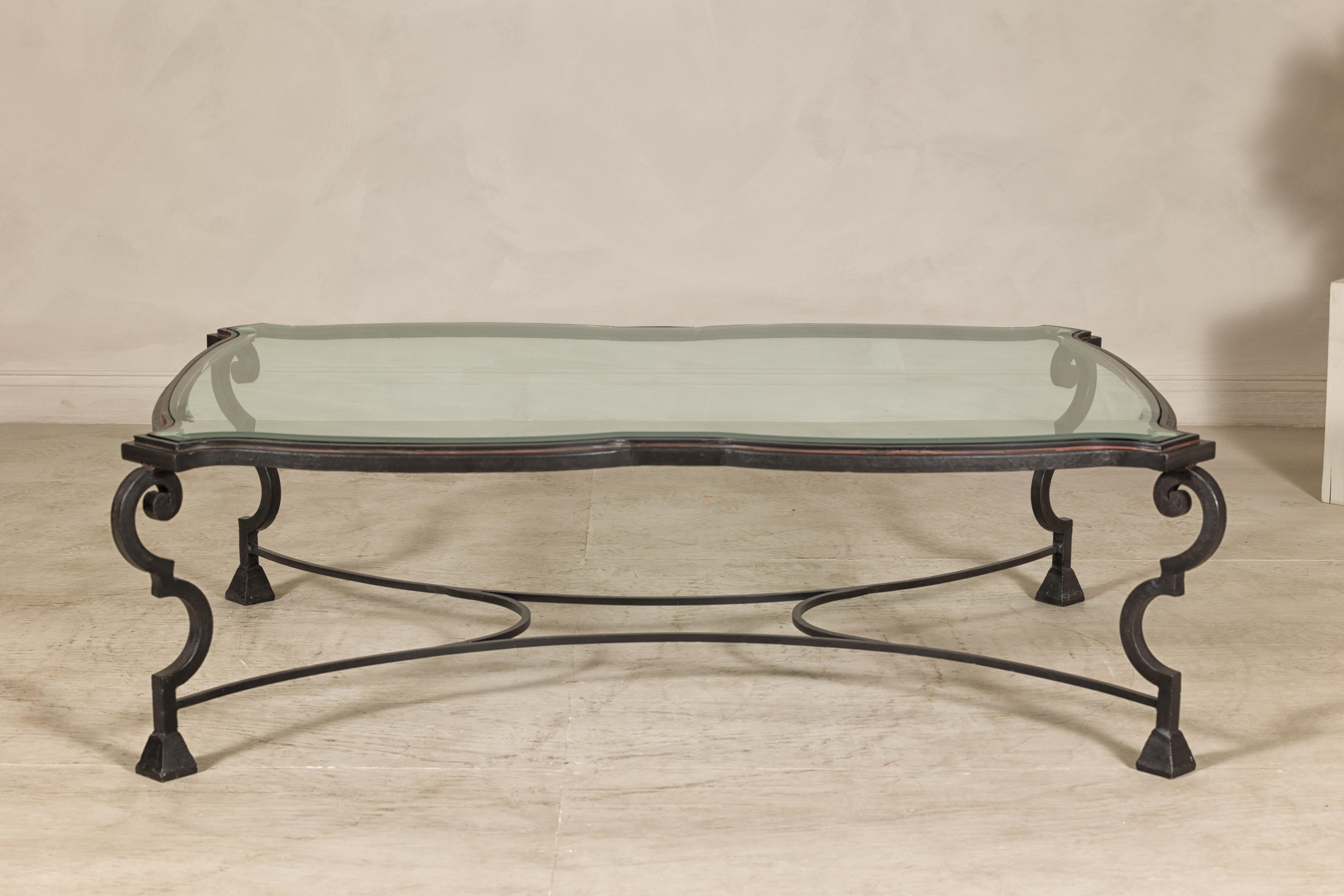 Table basse en fer forgé du milieu du siècle avec plateau en verre biseauté, années 1940-1960 Bon état - En vente à Yonkers, NY