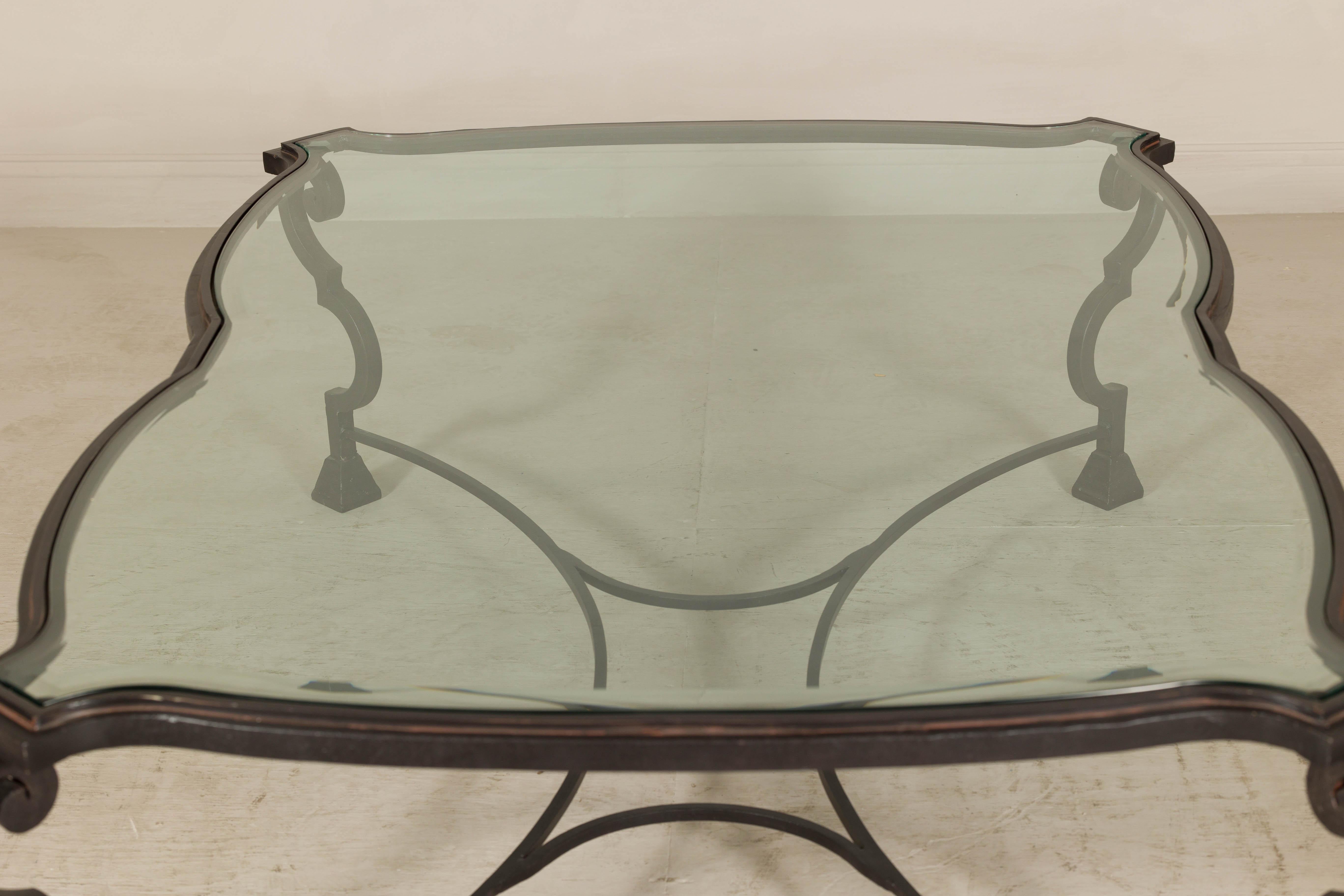 20ième siècle Table basse en fer forgé du milieu du siècle avec plateau en verre biseauté, années 1940-1960 en vente