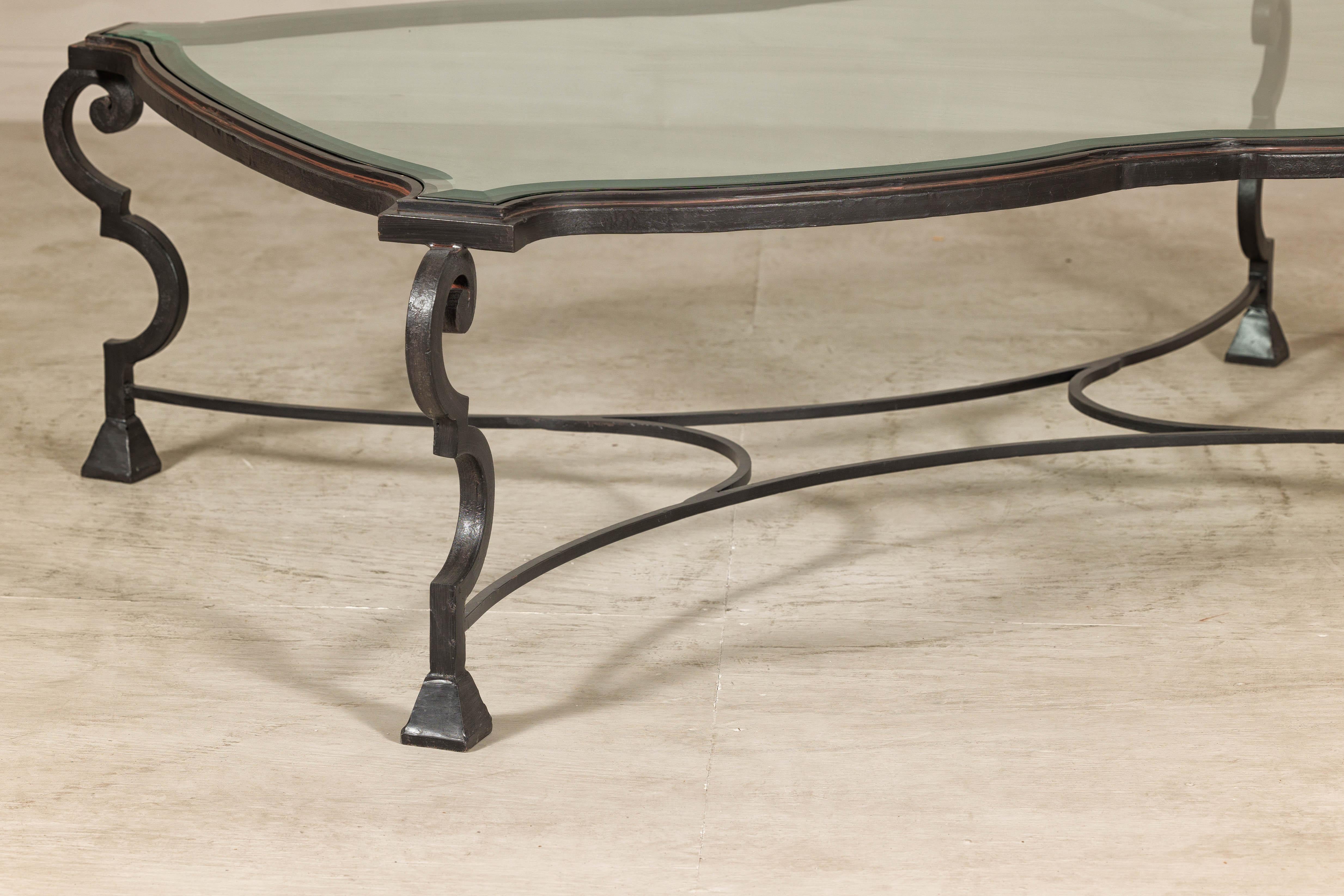 Verre Table basse en fer forgé du milieu du siècle avec plateau en verre biseauté, années 1940-1960 en vente