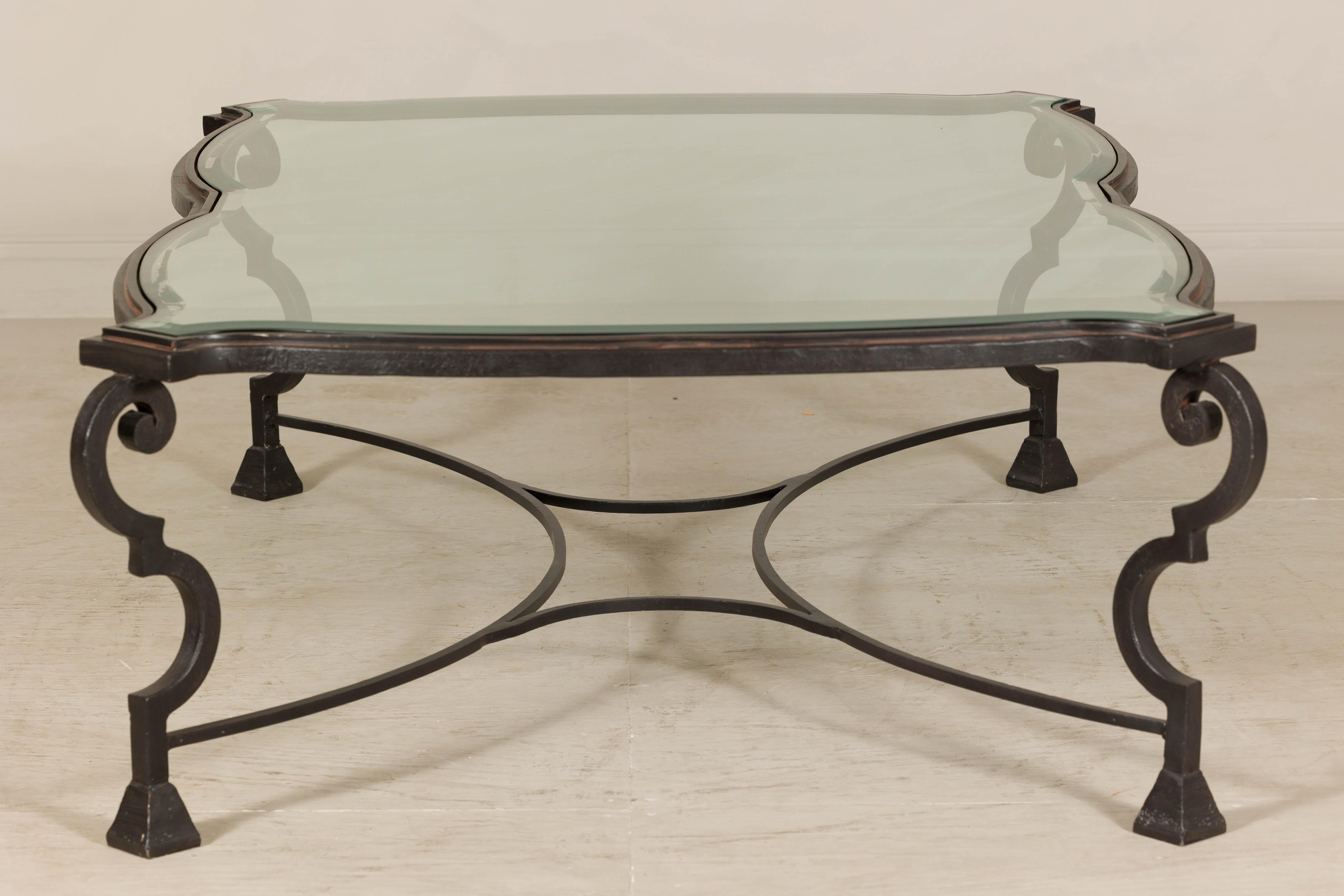 Table basse en fer forgé du milieu du siècle avec plateau en verre biseauté, années 1940-1960 en vente 1