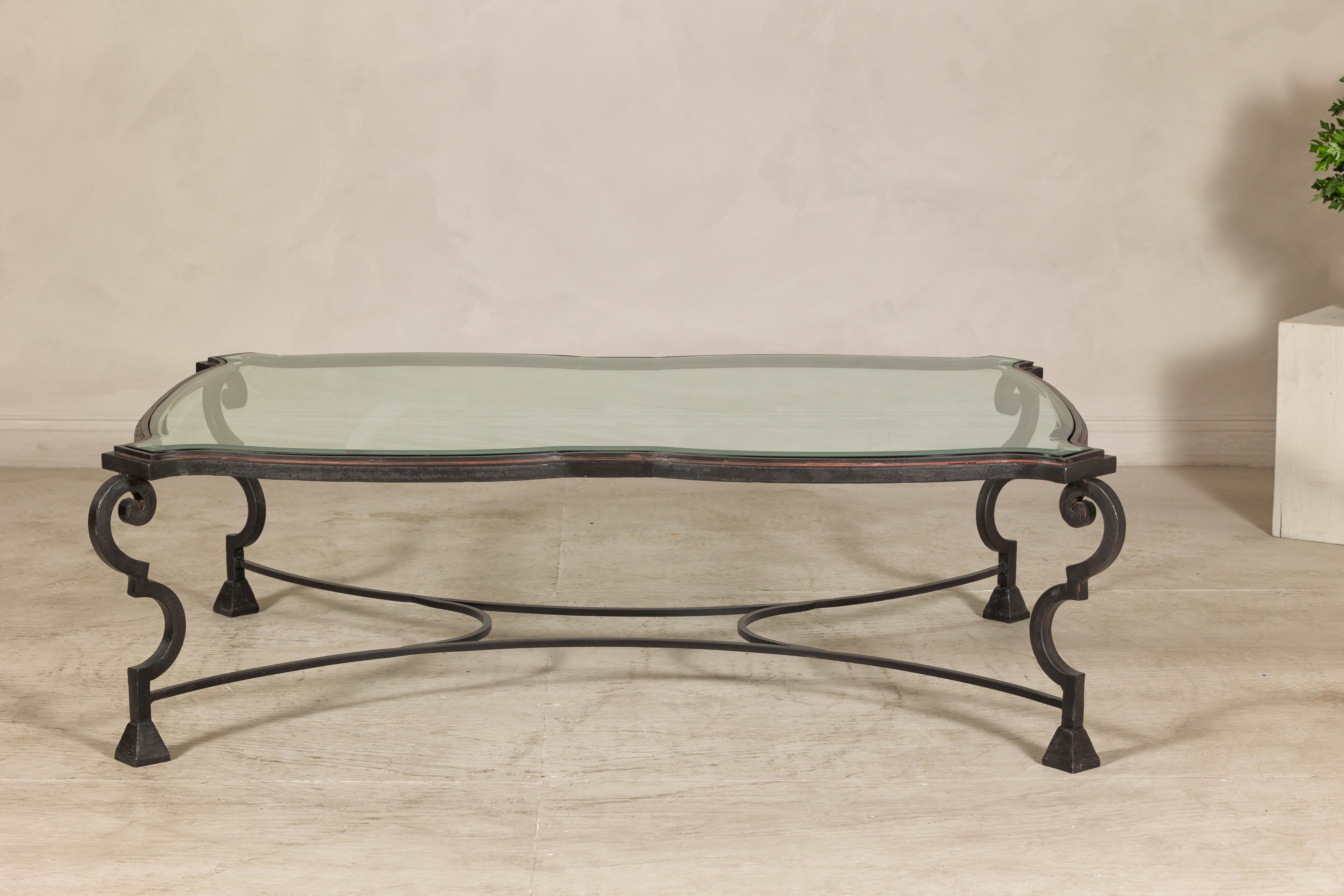 Table basse en fer forgé du milieu du siècle avec plateau en verre biseauté, années 1940-1960 en vente 2