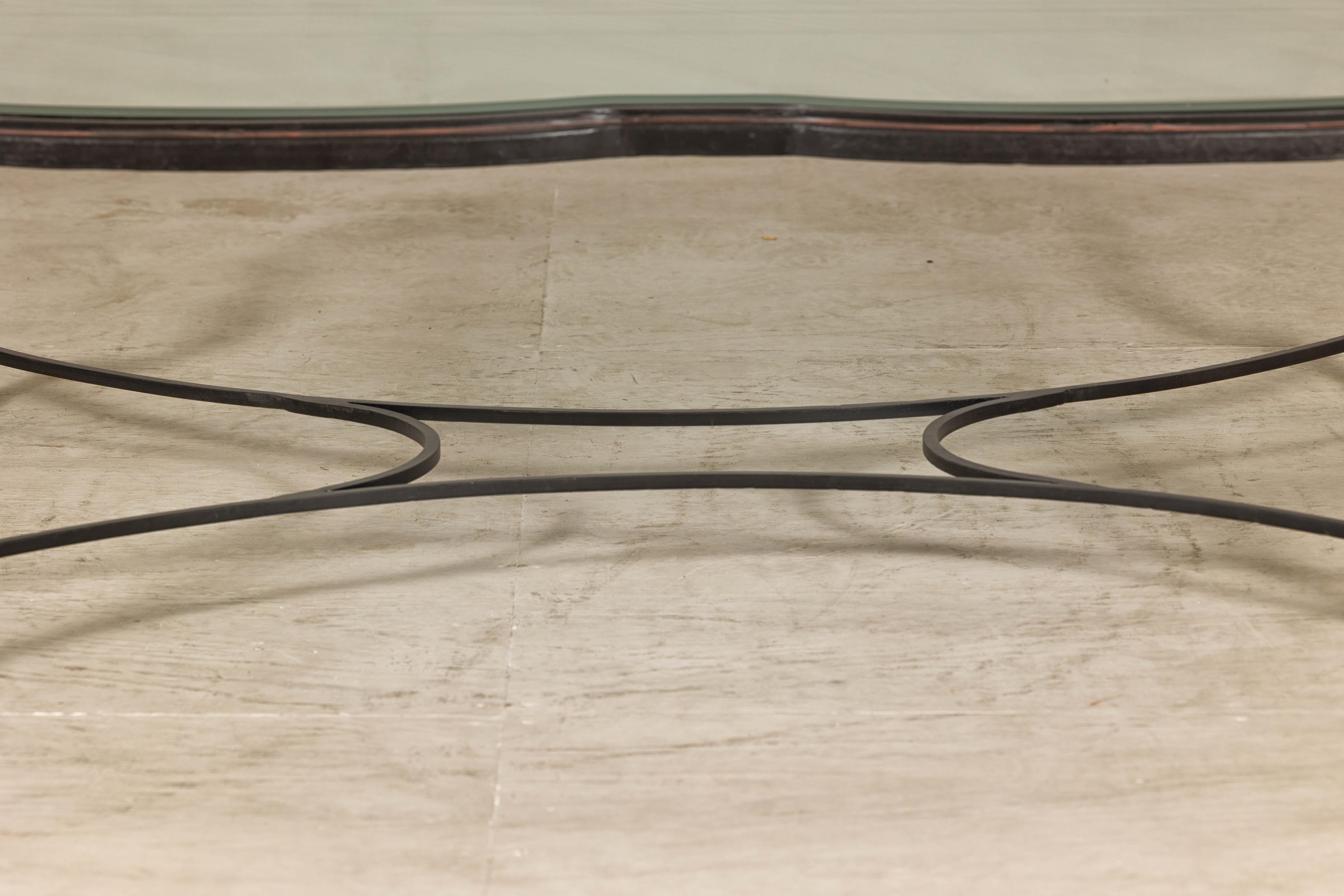 Table basse en fer forgé du milieu du siècle avec plateau en verre biseauté, années 1940-1960 en vente 3