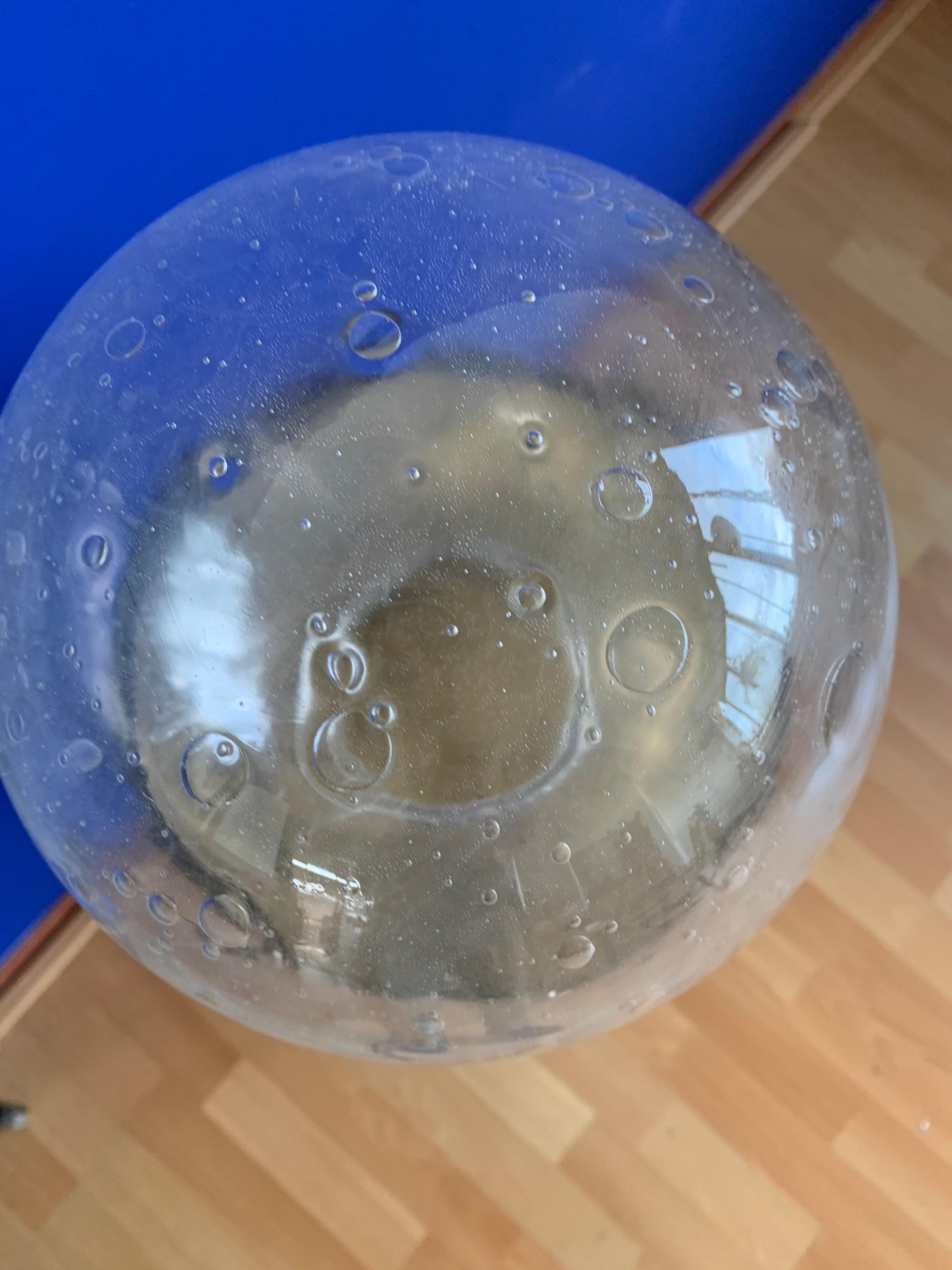 Ciondolo a forma di globo di vetro soffiato in ferro battuto del Medioevo Brutalista a cinque bocche in vendita 9