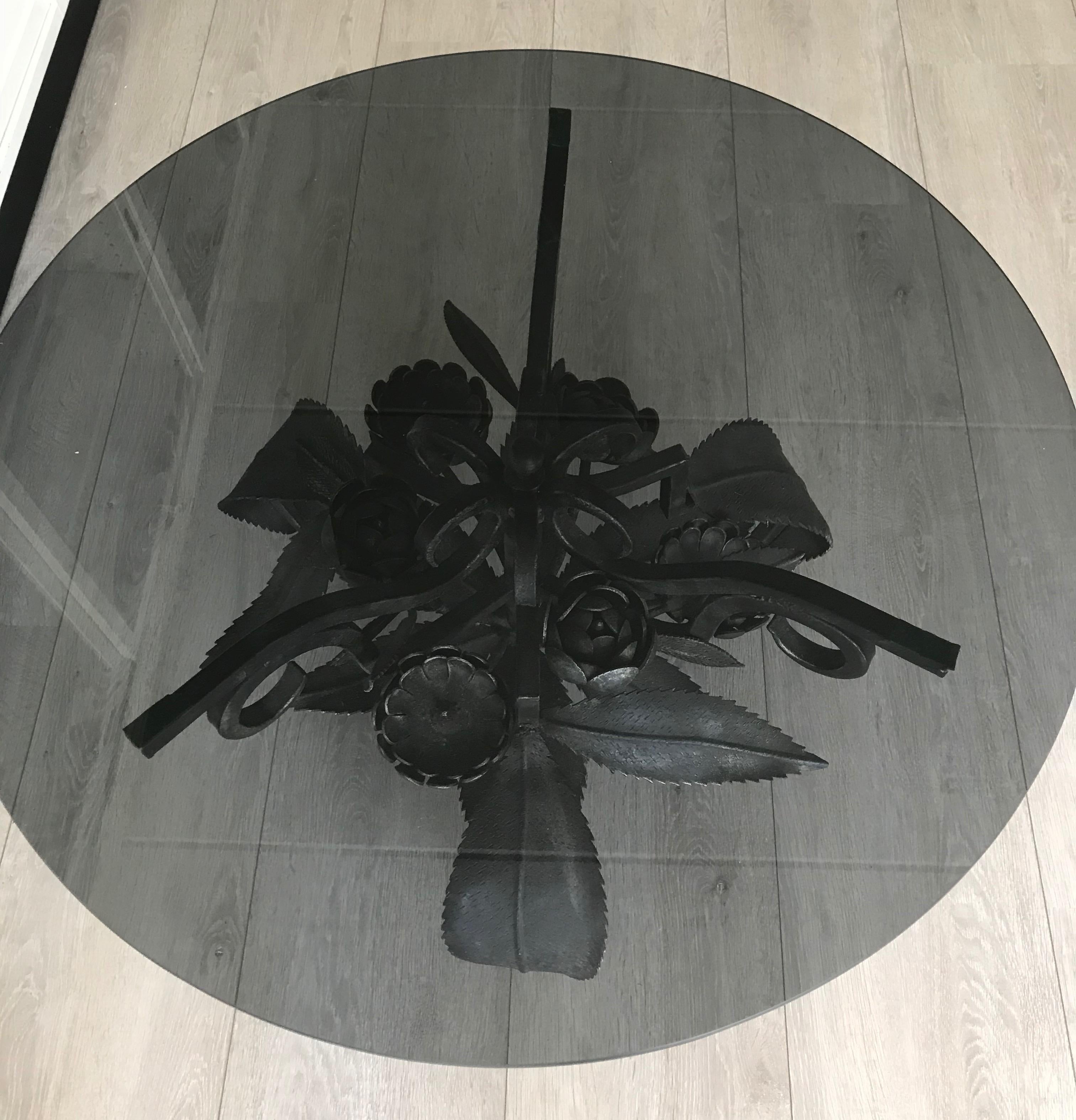 Seltener schmiedeeiserner Couchtisch mit Blättern und Blumen aus der Mitte des Jahrhunderts mit runder Glasplatte  im Angebot 5