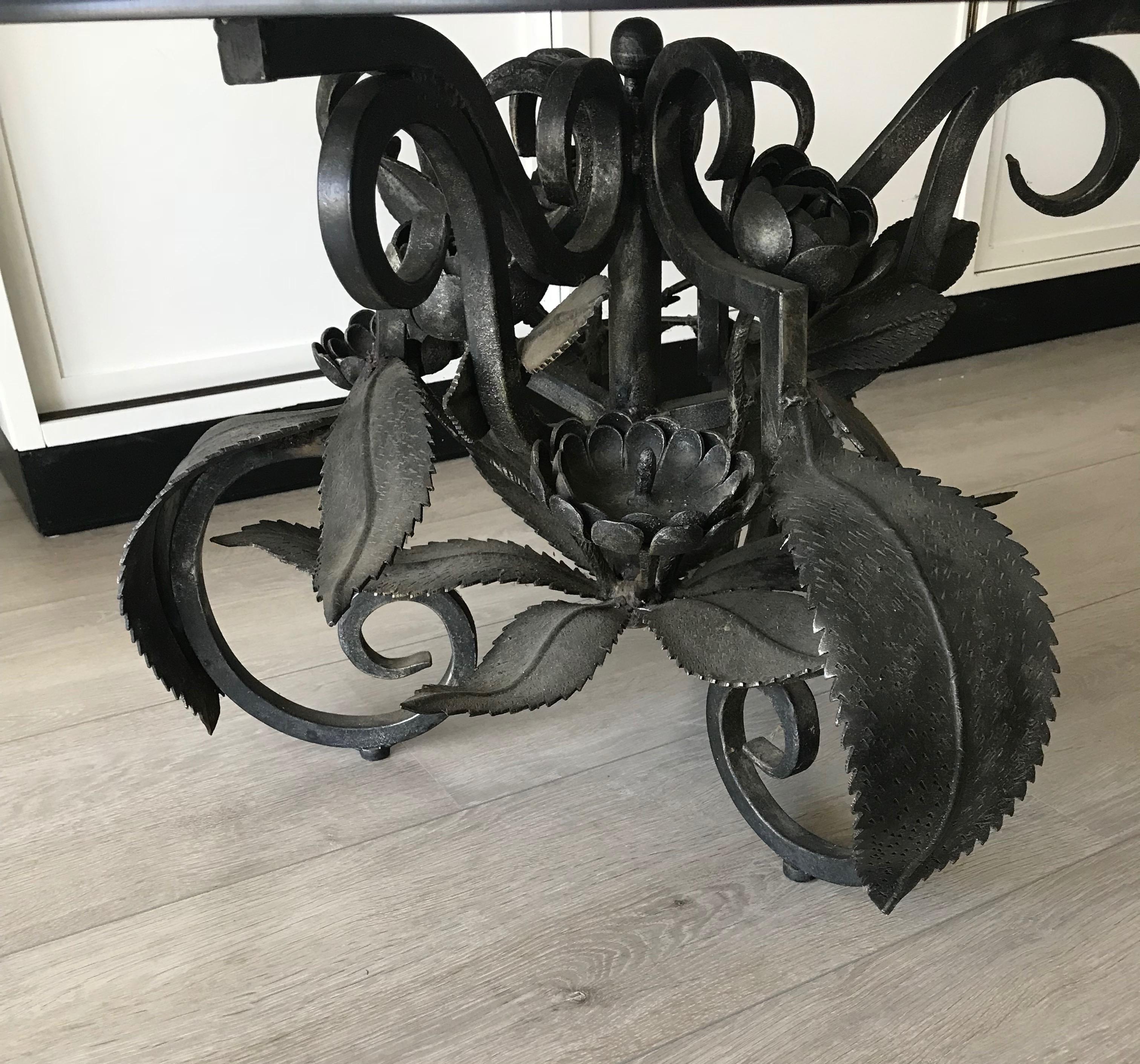 Rare table basse en fer forgé feuilles et fleurs du milieu du siècle dernier avec plateau en verre rond en vente 6