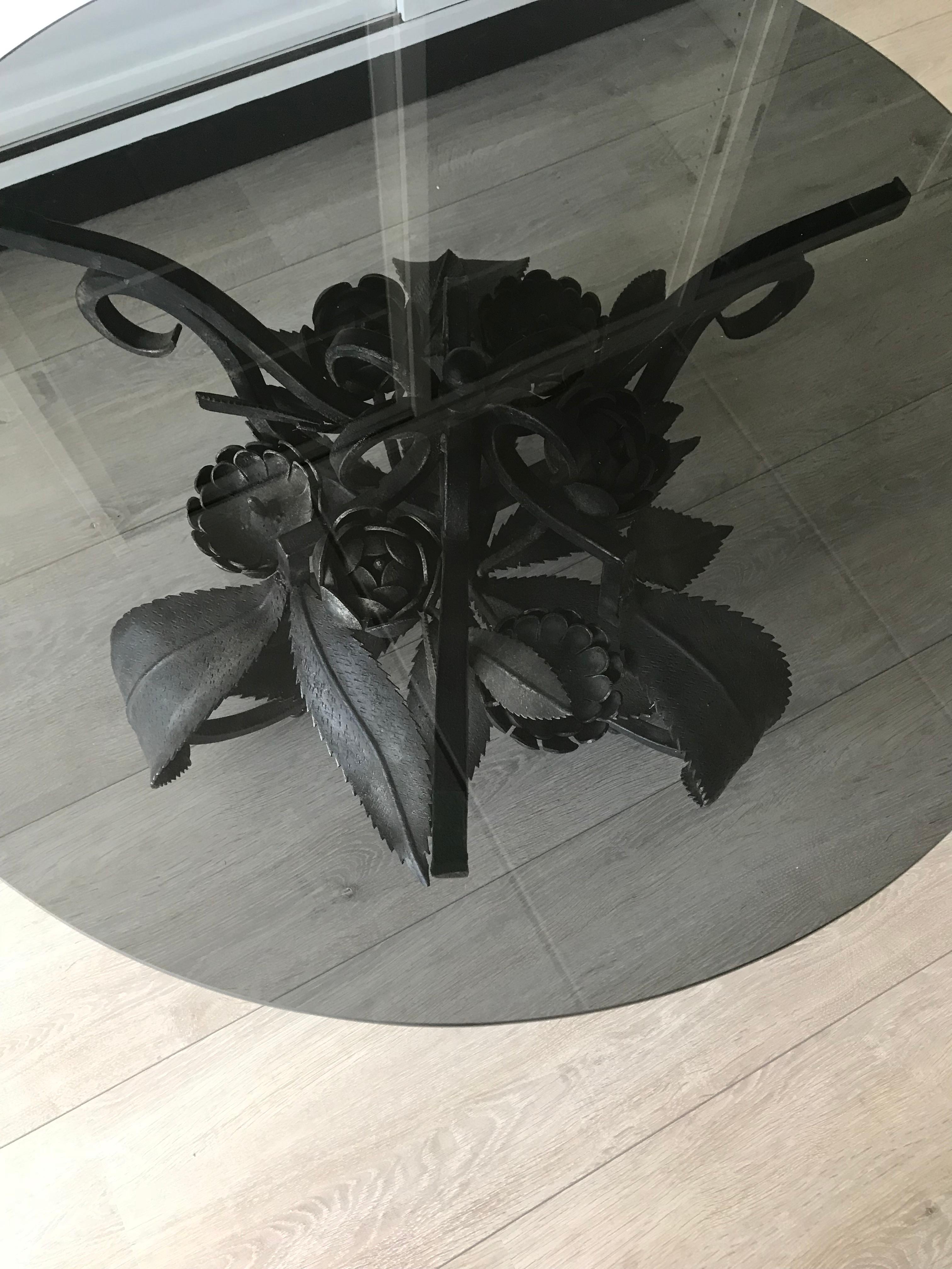 Verre Rare table basse en fer forgé feuilles et fleurs du milieu du siècle dernier avec plateau en verre rond  en vente