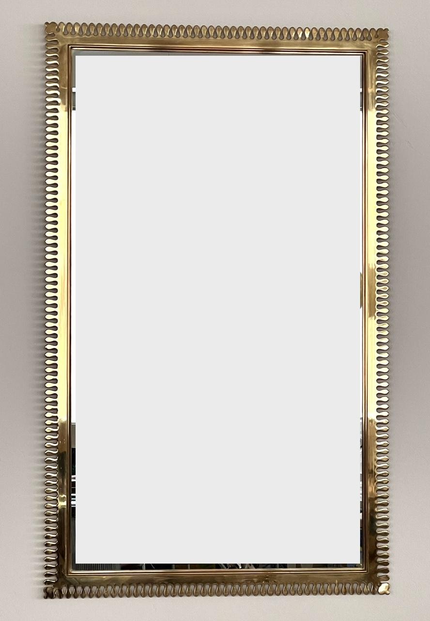 Espejo de pared XXL de latón de mediados de siglo por Vereinigte Werkstätten München, años 1970 Moderno de mediados de siglo en venta
