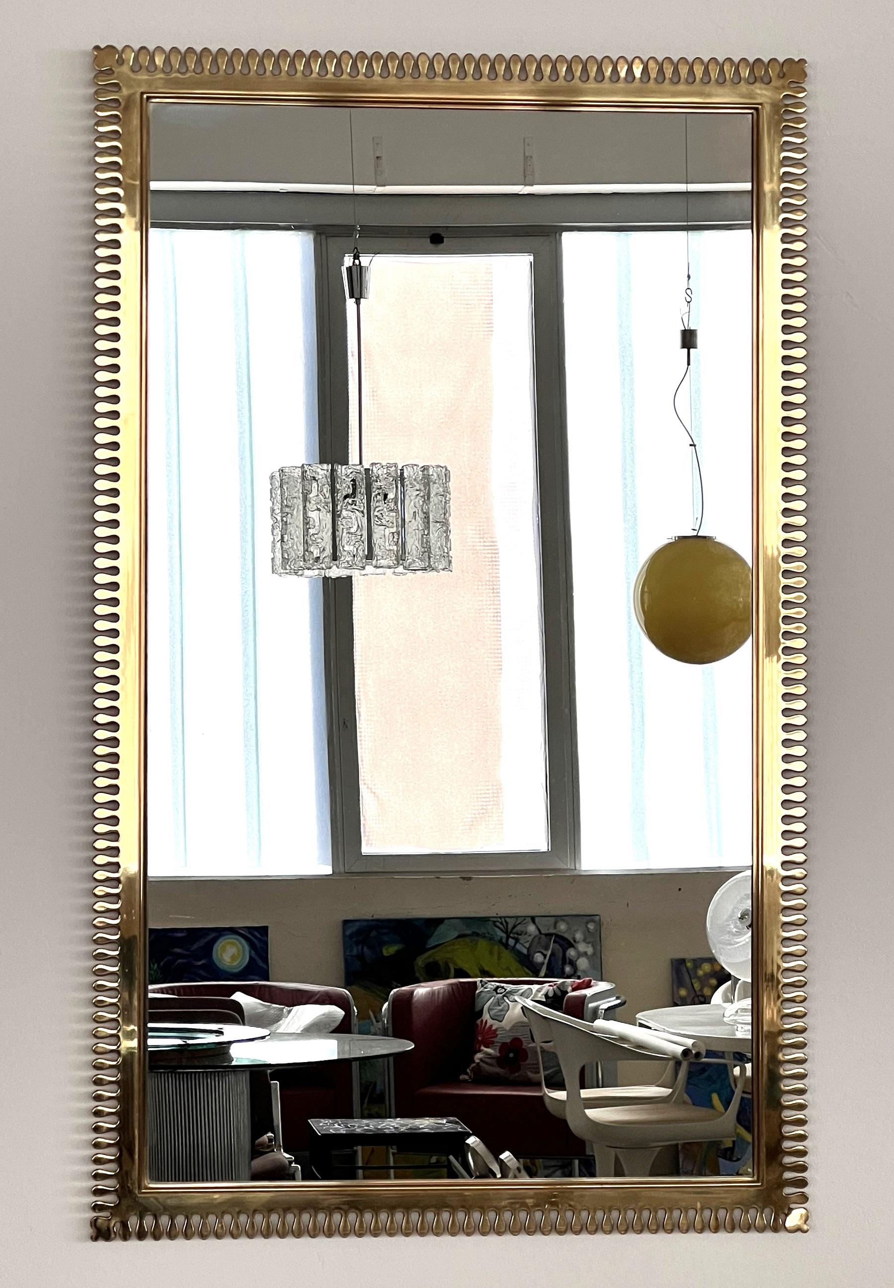 Espejo de pared XXL de latón de mediados de siglo por Vereinigte Werkstätten München, años 1970 finales del siglo XX en venta