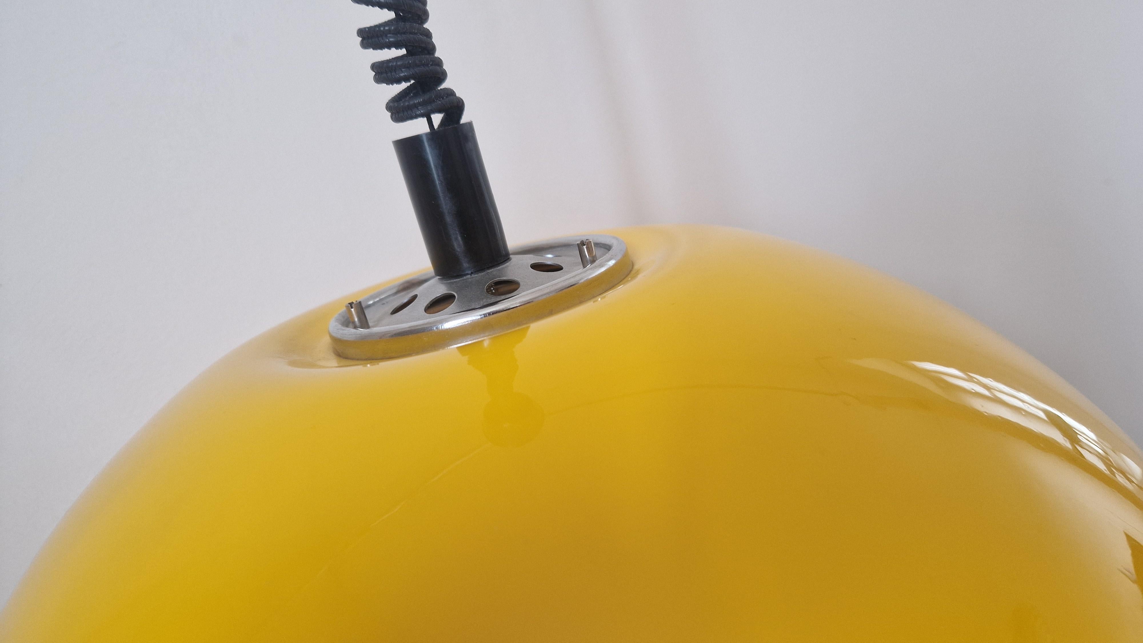 Pendentif jaune du milieu du siècle Meblo, Harvey Guzzini, A Space, Italie, années 1970. en vente 9