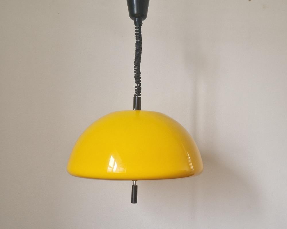 Mid-Century Modern Pendentif jaune du milieu du siècle Meblo, Harvey Guzzini, A Space, Italie, années 1970. en vente