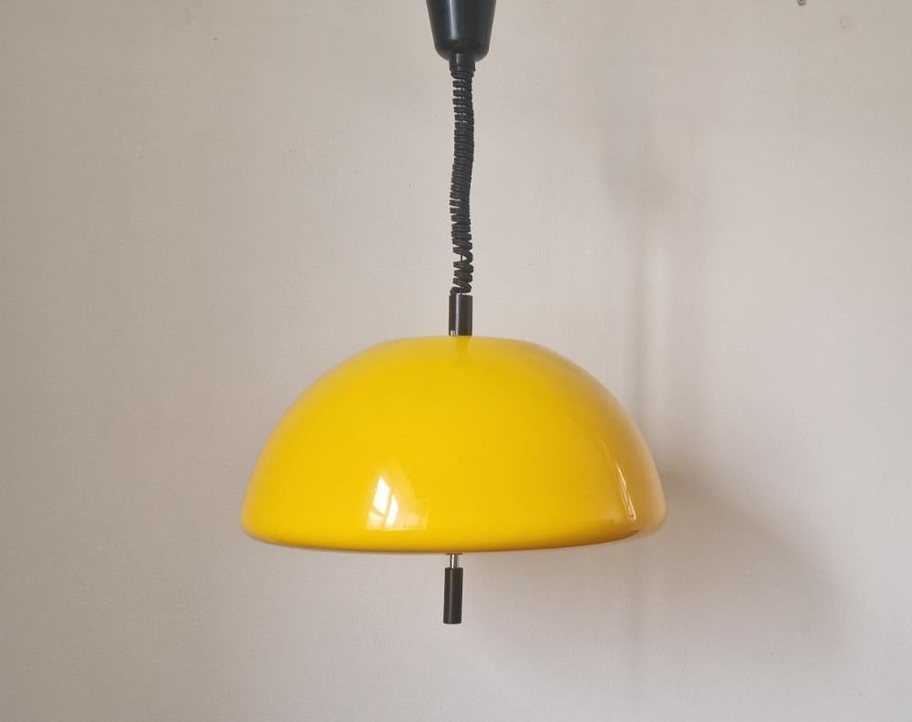 italien Pendentif jaune du milieu du siècle Meblo, Harvey Guzzini, A Space, Italie, années 1970. en vente
