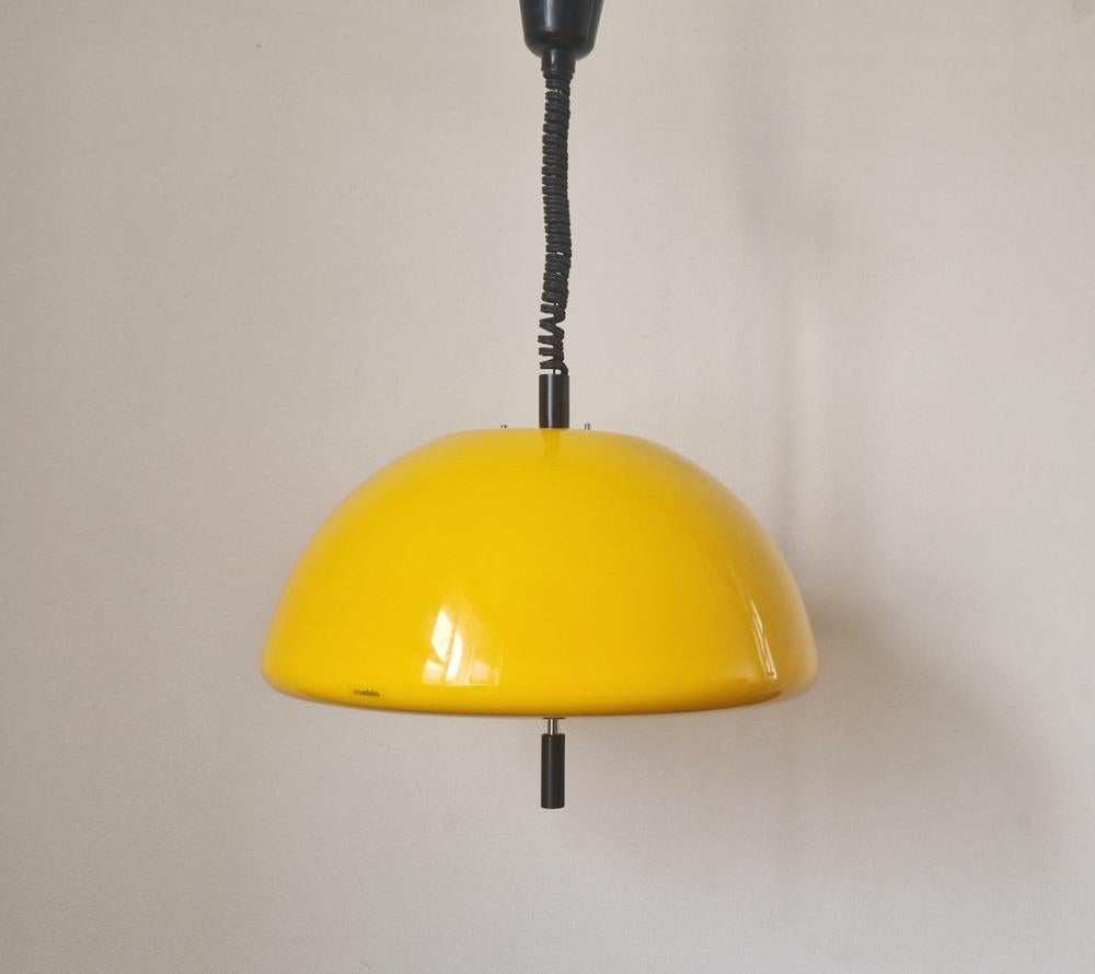 Pendentif jaune du milieu du siècle Meblo, Harvey Guzzini, A Space, Italie, années 1970. Bon état - En vente à Praha, CZ