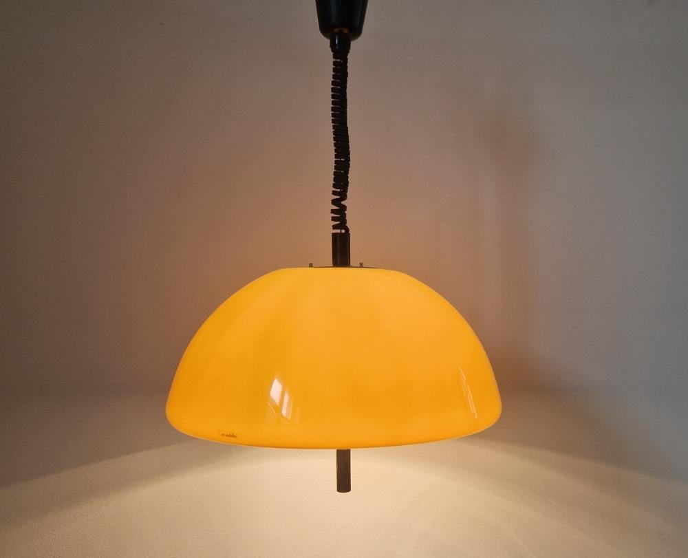 Fin du 20e siècle Pendentif jaune du milieu du siècle Meblo, Harvey Guzzini, A Space, Italie, années 1970. en vente