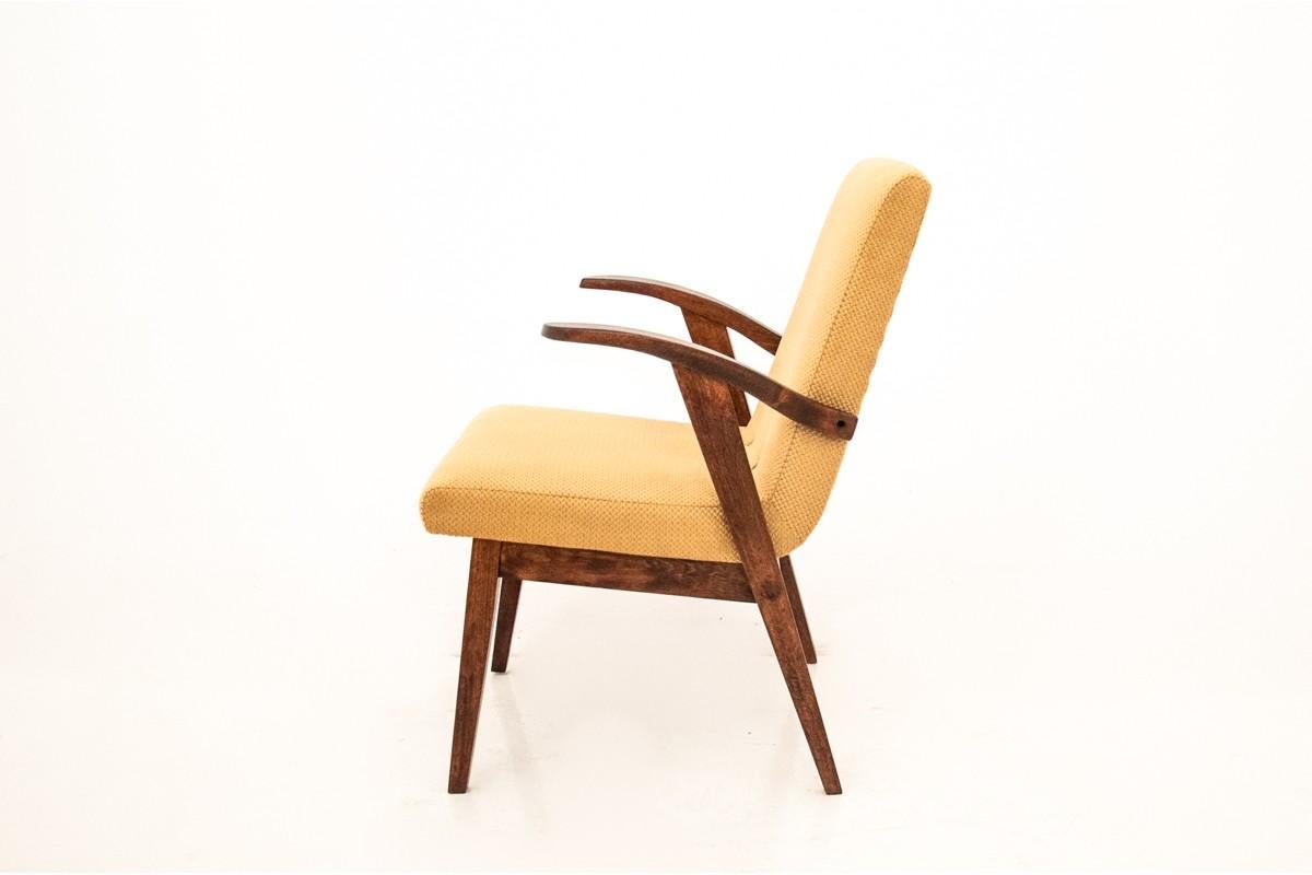 Gelber Retro-Sessel aus der Jahrhundertmitte (Mitte des 20. Jahrhunderts) im Angebot