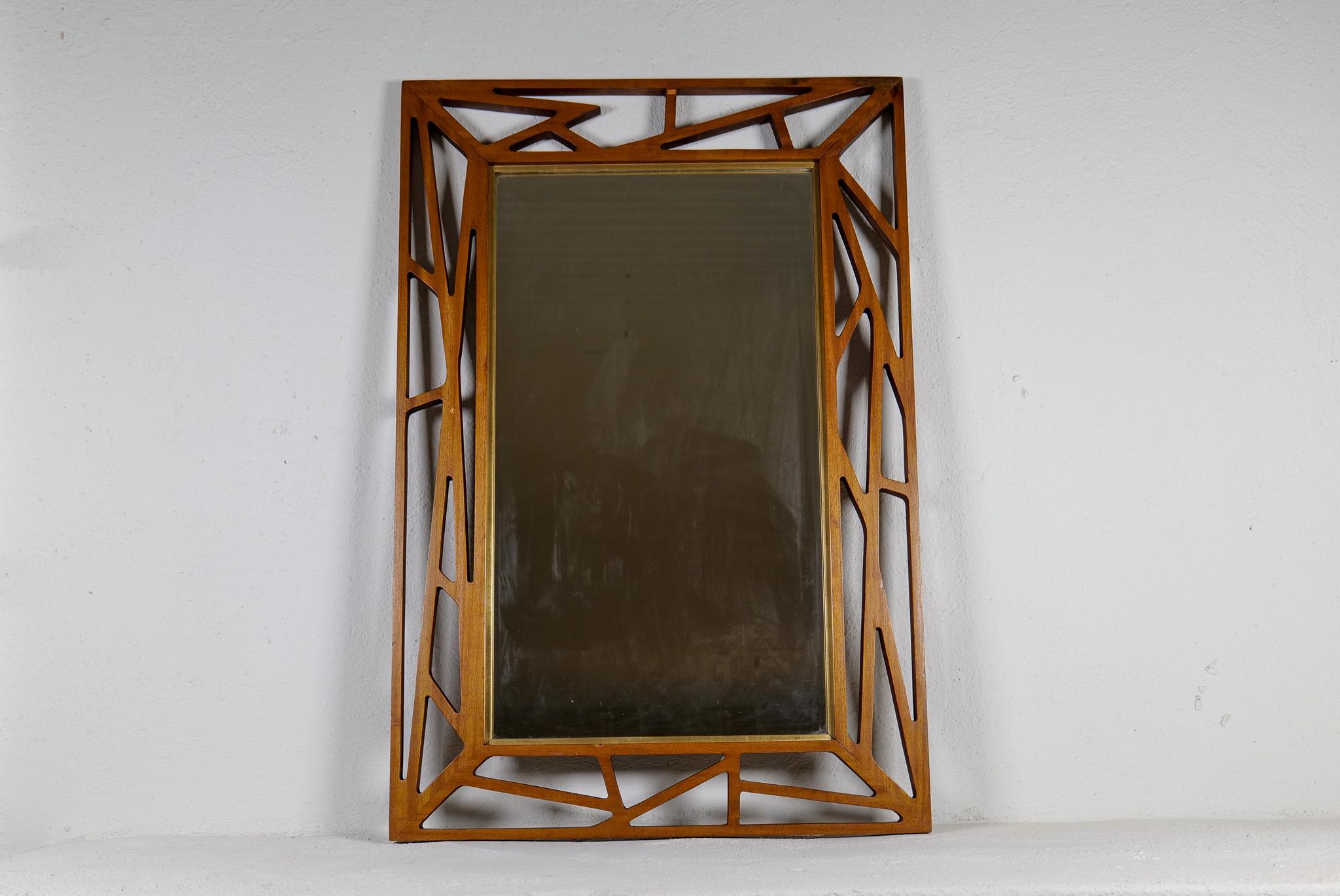 Ce miroir au design exceptionnel a été conçu par Yngve Ekström dans les années 1950, en Suède. 