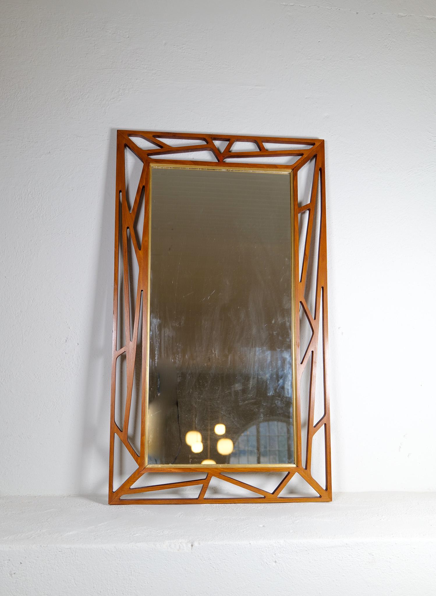 Dieser außergewöhnlich gut gestaltete Spiegel wurde von Yngve Ekström in den 1950er Jahren in Schweden entworfen. 