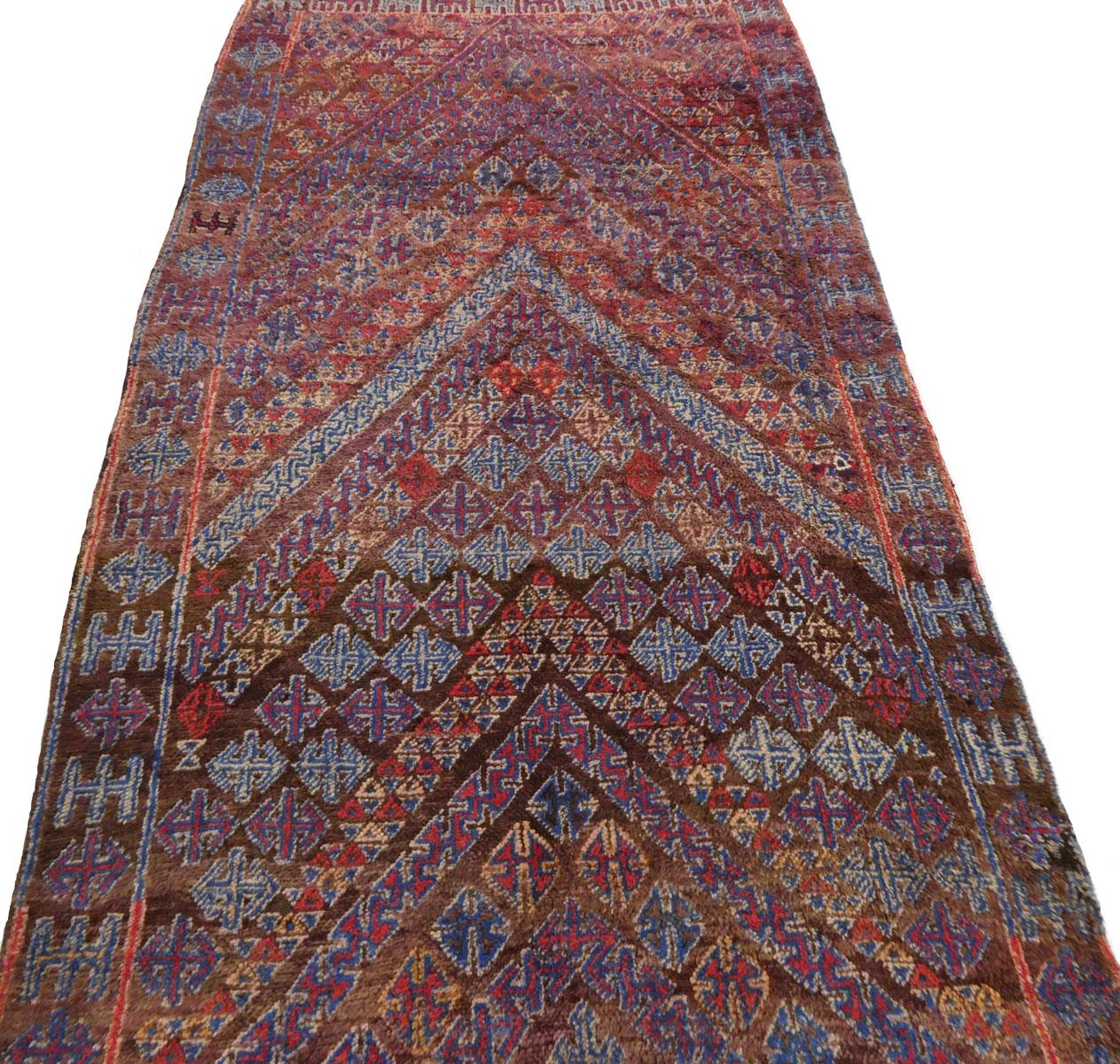 Tappeto marocchino Zayan tessuto a mano con lana blu, rossa e marrone con un elaborato disegno di simboli berberi, condizioni eccellenti. Circa 1970
Dimensioni: 6' x 10'11
I tappeti Zayan (chiamati anche Zayane) provengono dalla regione di Khénifra,