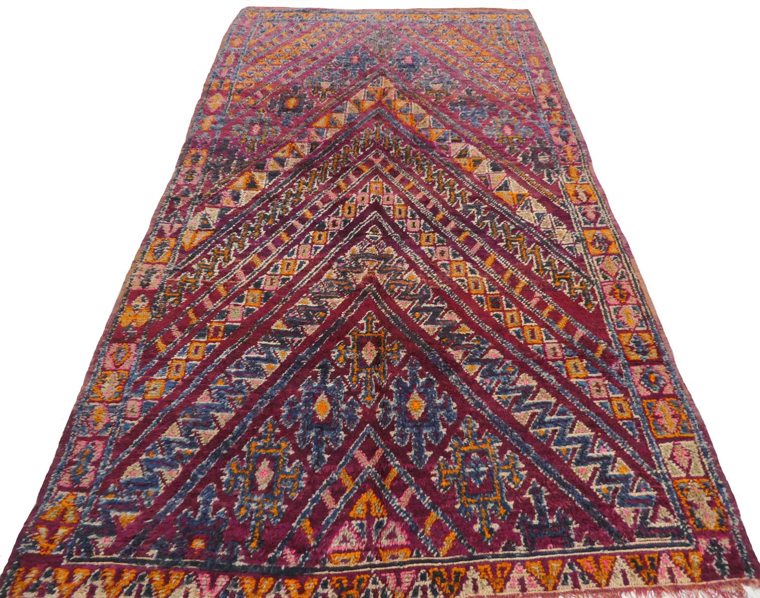 Tappeto marocchino Zayane tessuto a mano con lana blu, arancione e magenta con un elaborato disegno di simboli berberi, condizioni eccellenti. Circa 1970
Dimensioni: 5'6' x 10'6
I tappeti Zayane provengono dalla regione di Khénifra, nelle montagne