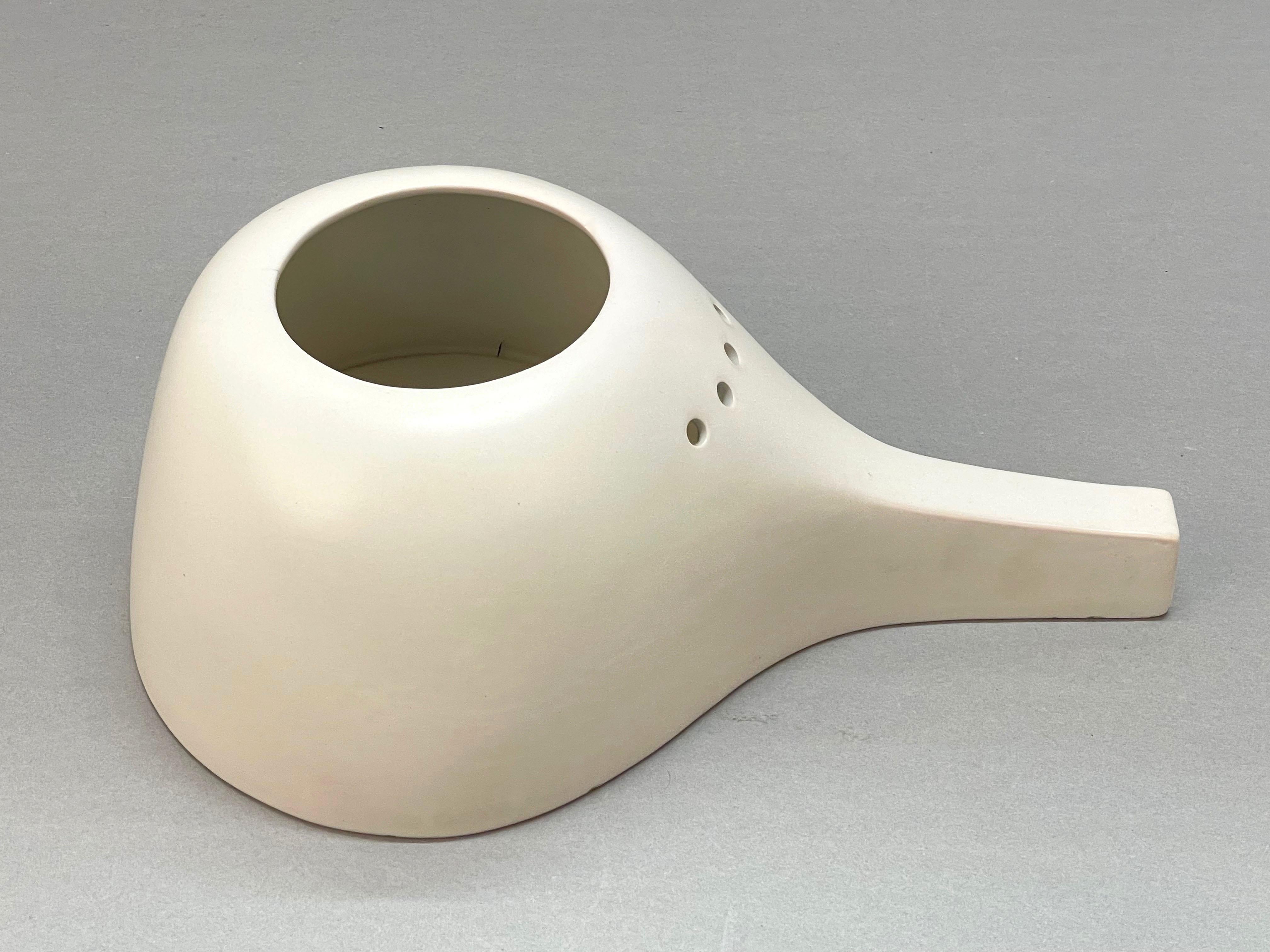 Étonnant vase en céramique blanche du milieu du siècle dernier. Cette pièce fantastique a été conçue en Italie dans les années 1960 par ZS pour une production de Bassano del Grappa.

Son authenticité est visible sur la signature arrière, où il