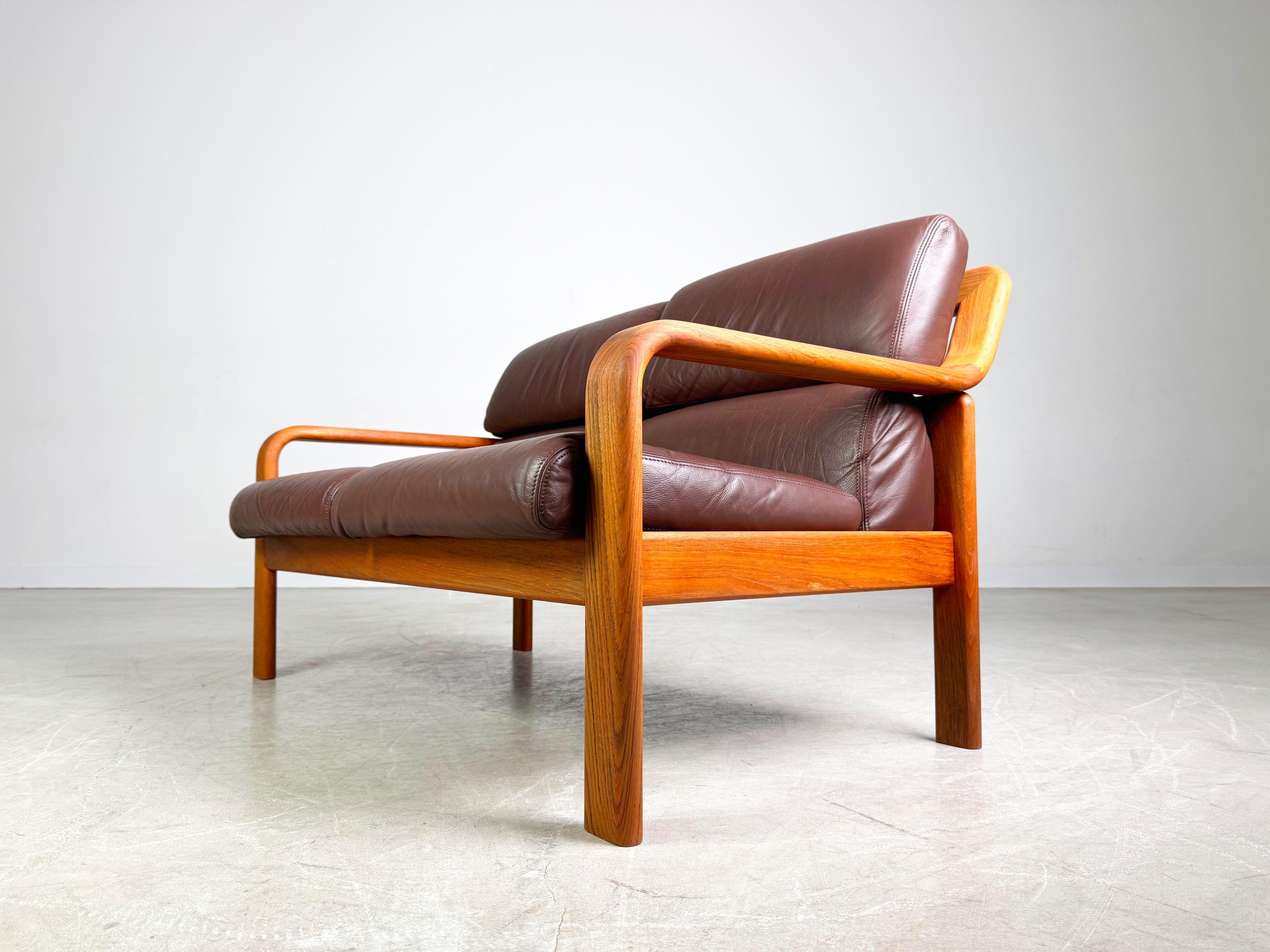 Divano Zweisitzer di metà secolo Divano L.Olsen & Søn in teak Design/One In condizioni buone in vendita a Berlin, DE