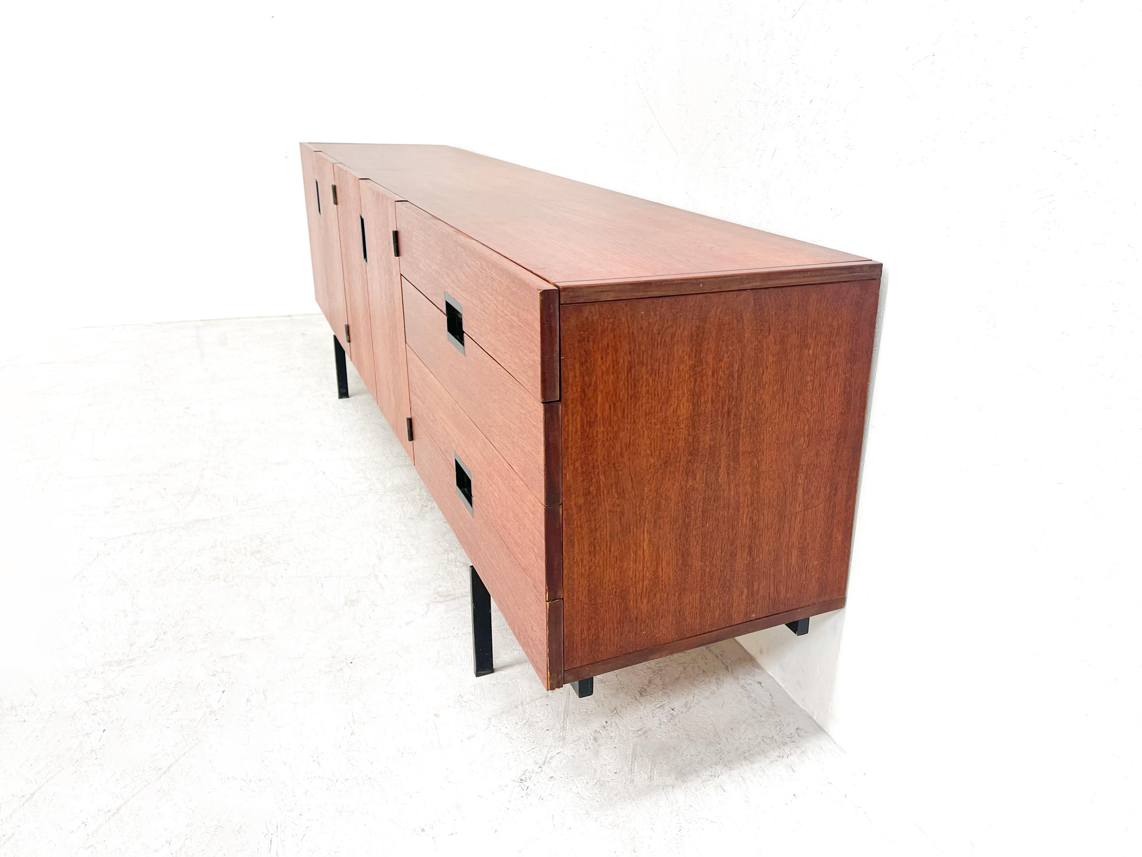 A true Dutch design icon.

The DU03 is one of Pastoe's best known but also most desirable sideboards. Cees Braakman designed this sideboard in the late 60s.

The sideboard has a very nice veneer with a beautiful black frame. This sideboard part