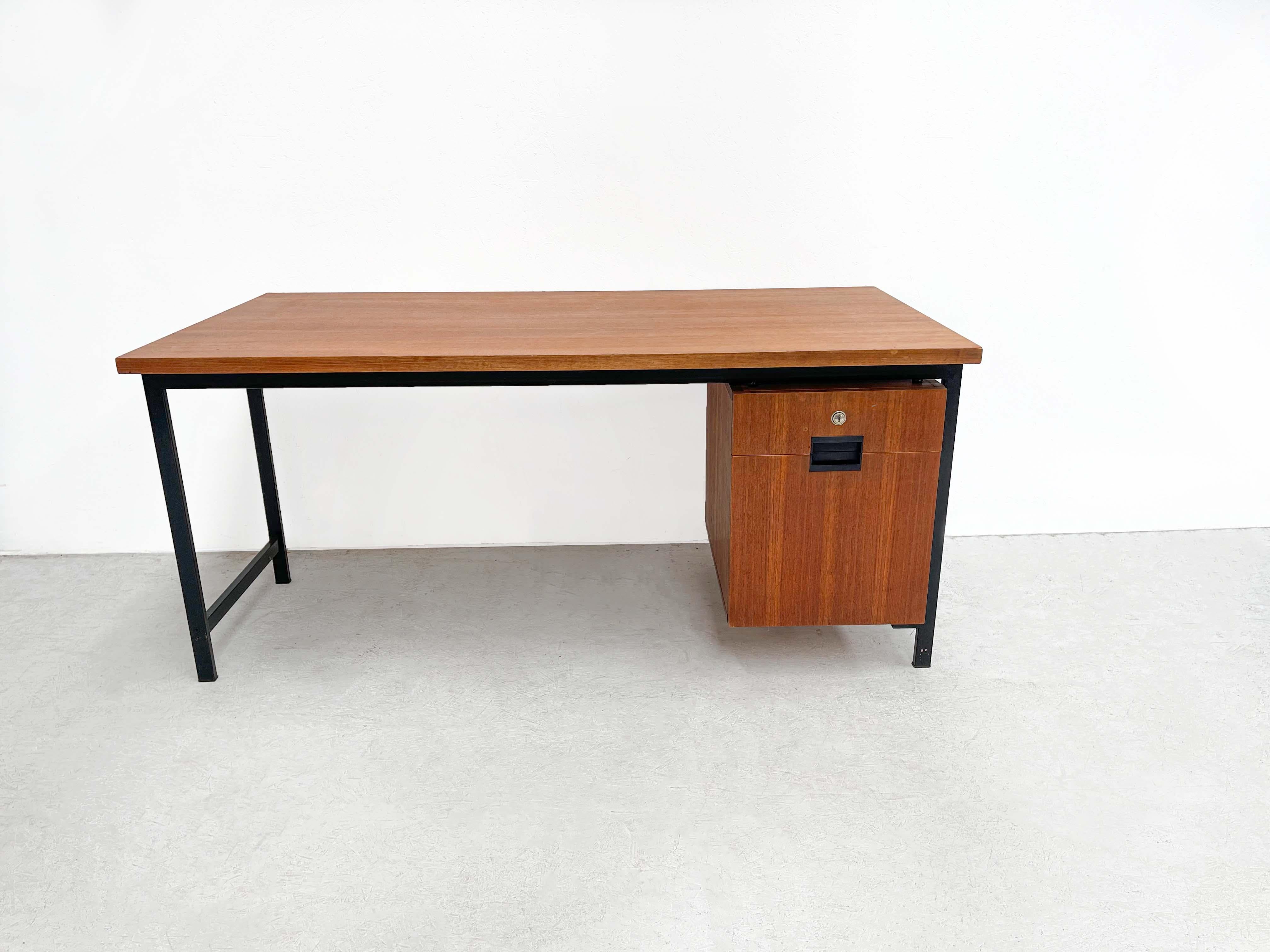 Elegant Dutch writing desk.

 

This model (EU02) was designed by Cees Braakman. it's a desk from the most famous japanese series wich was produced by the dutch company Pastoe.

It is made from teak wood and has black steel legs. It features